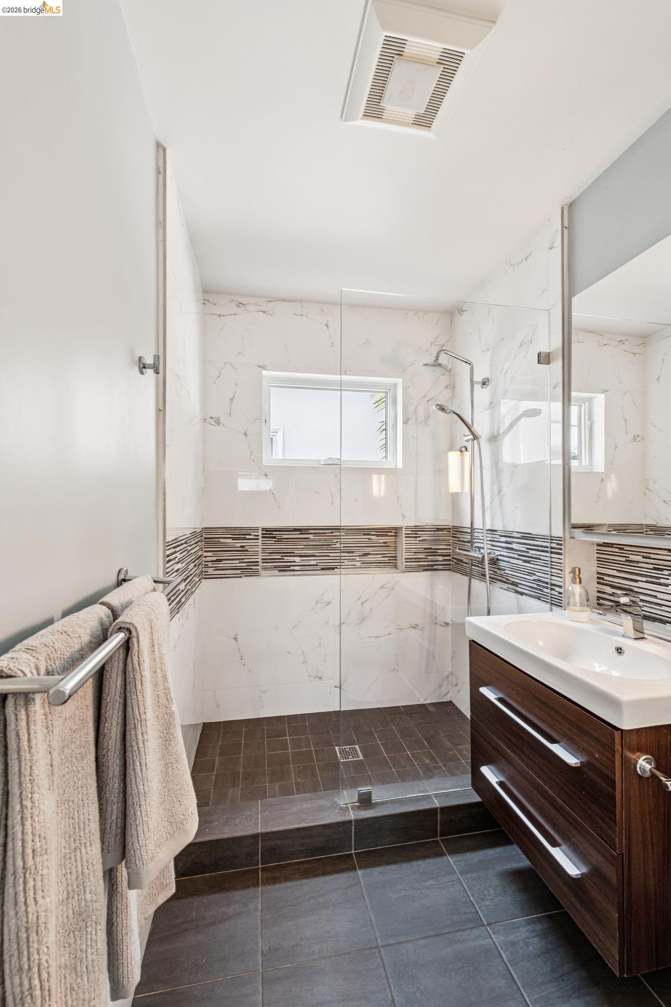 Detail Gallery Image 23 of 36 For 1066 Bayview Ave, Oakland,  CA 94610 - 2 Beds | 1 Baths