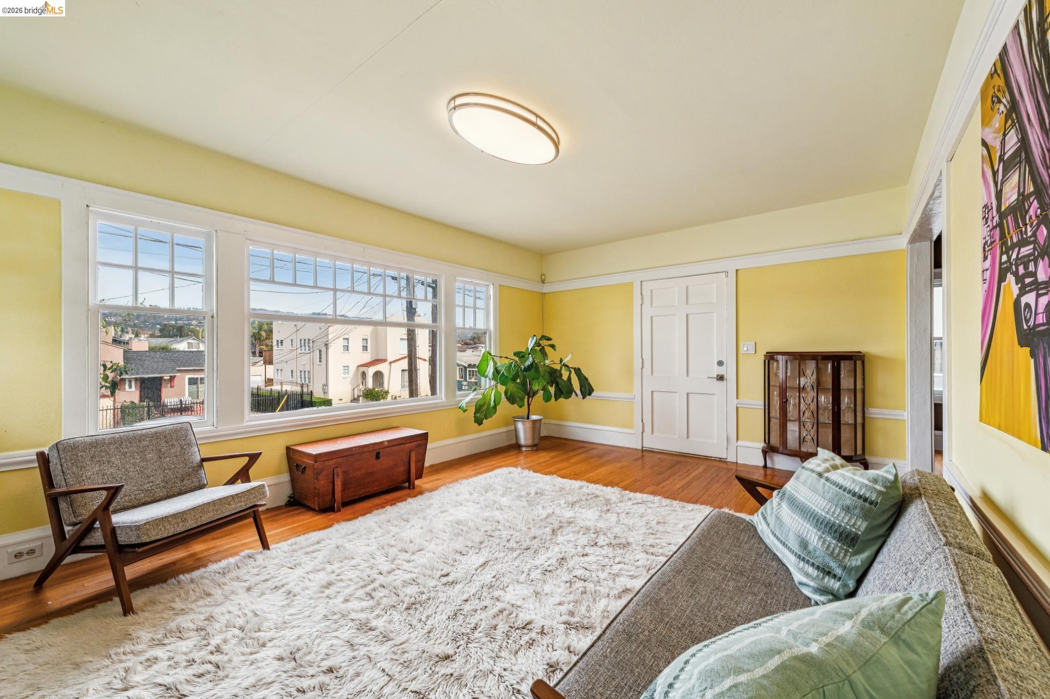 Detail Gallery Image 5 of 36 For 1066 Bayview Ave, Oakland,  CA 94610 - 2 Beds | 1 Baths