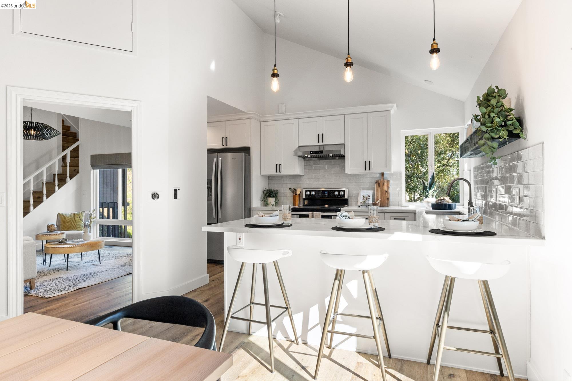 Detail Gallery Image 13 of 47 For 6931 Pinehaven Rd, Oakland,  CA 94611 - 4 Beds | 2/2 Baths