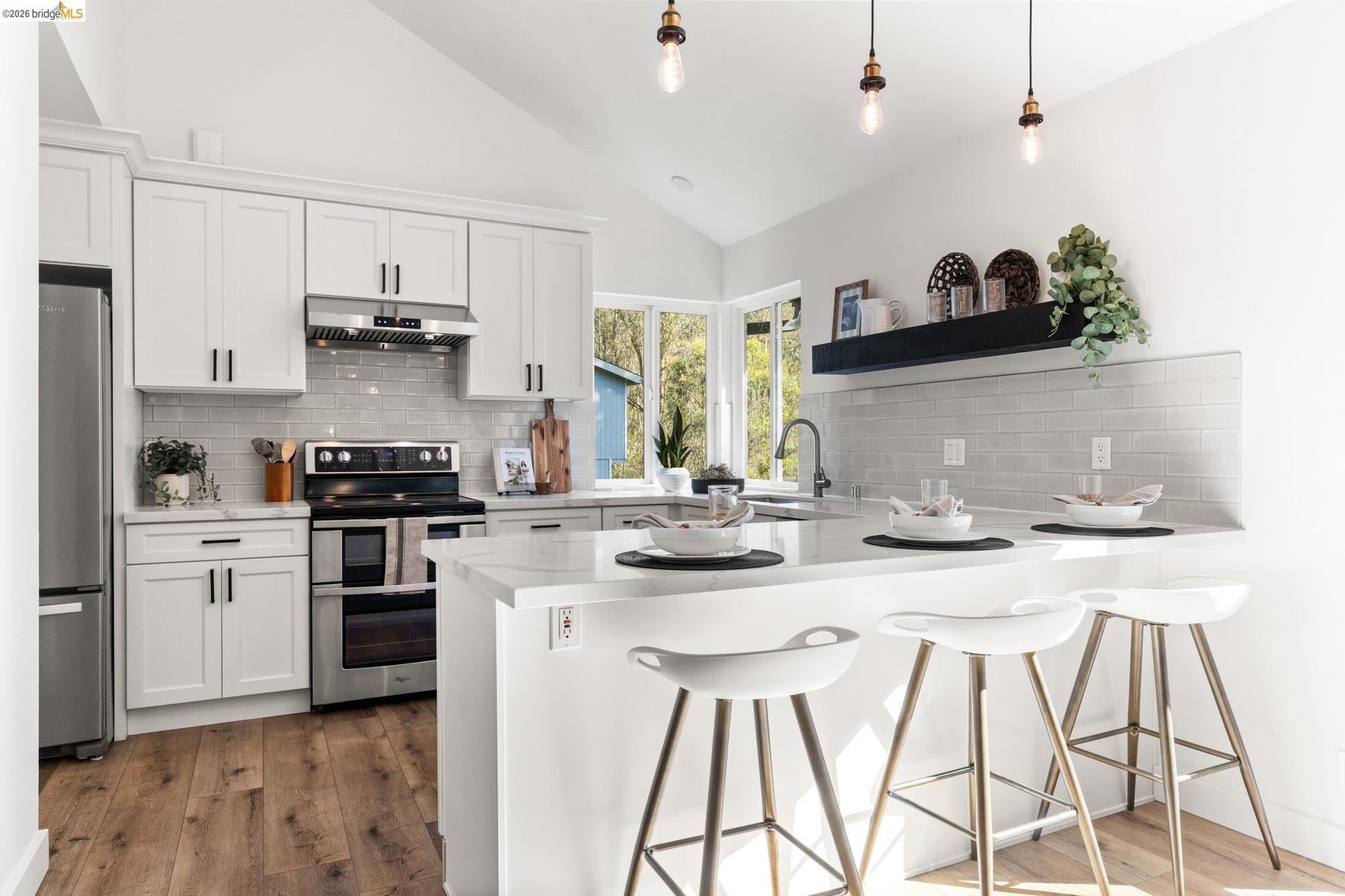 Detail Gallery Image 14 of 47 For 6931 Pinehaven Rd, Oakland,  CA 94611 - 4 Beds | 2/2 Baths