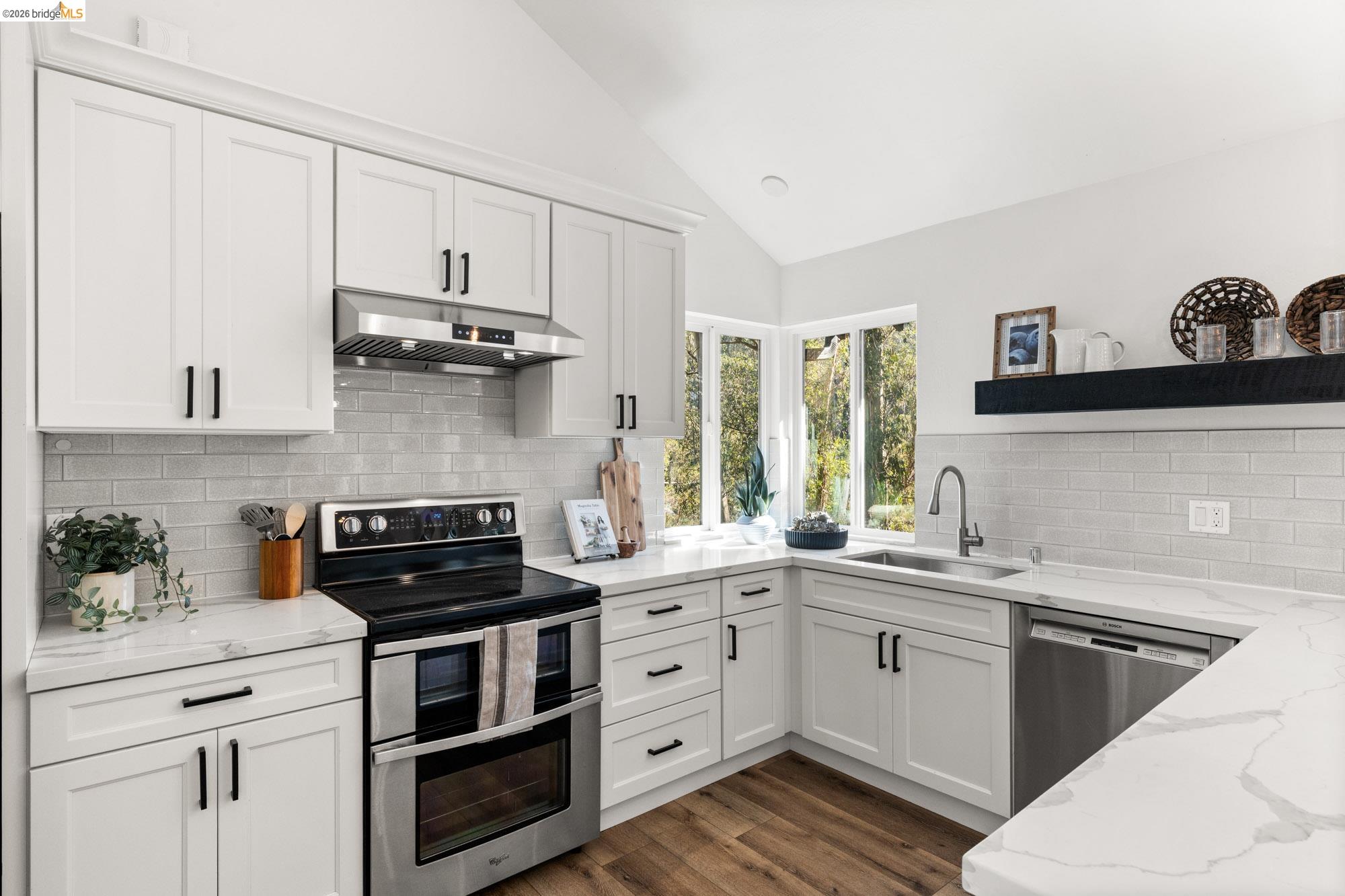 Detail Gallery Image 15 of 47 For 6931 Pinehaven Rd, Oakland,  CA 94611 - 4 Beds | 2/2 Baths