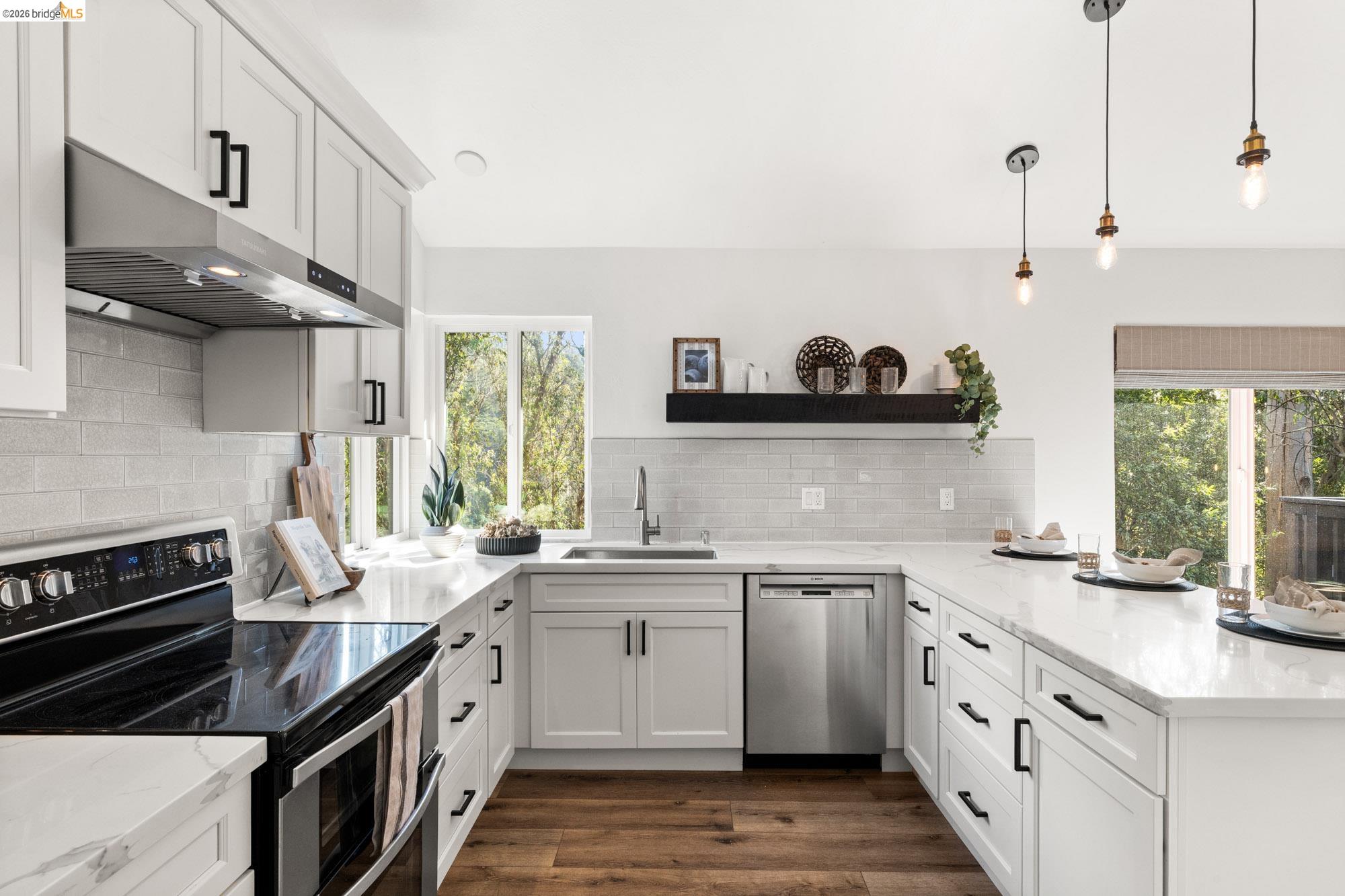 Detail Gallery Image 16 of 47 For 6931 Pinehaven Rd, Oakland,  CA 94611 - 4 Beds | 2/2 Baths