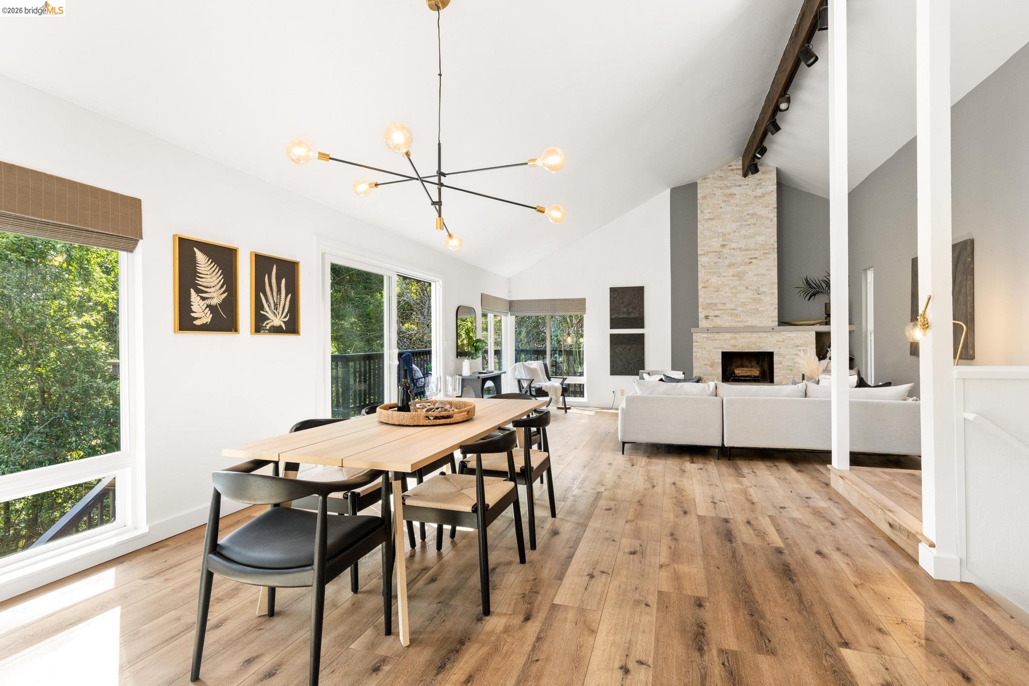 Detail Gallery Image 3 of 47 For 6931 Pinehaven Rd, Oakland,  CA 94611 - 4 Beds | 2/2 Baths