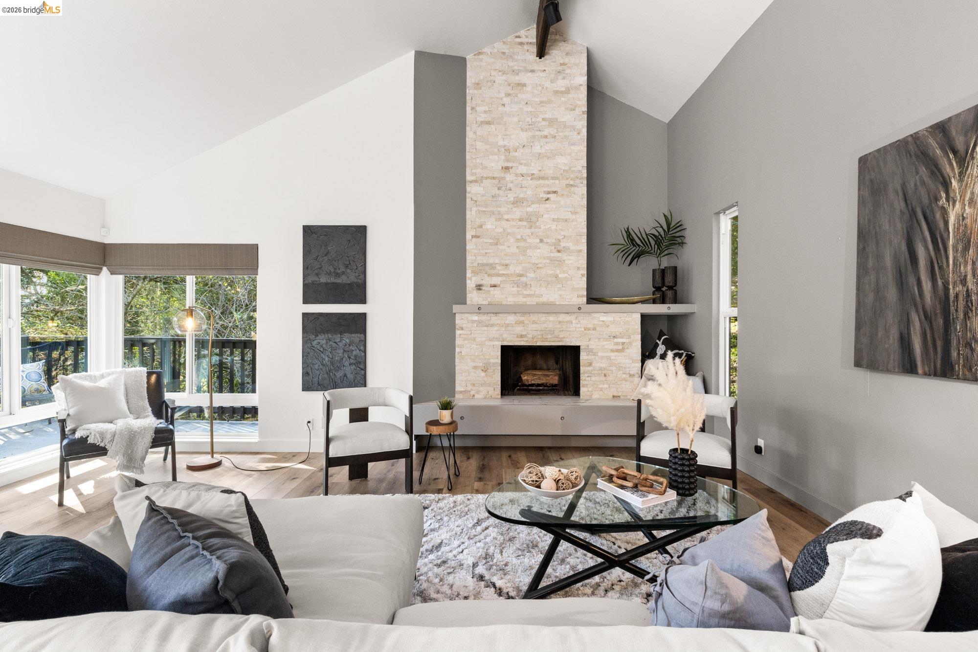 Detail Gallery Image 4 of 47 For 6931 Pinehaven Rd, Oakland,  CA 94611 - 4 Beds | 2/2 Baths