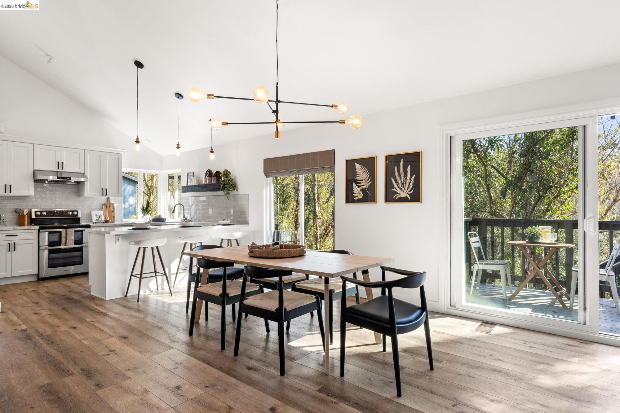 Detail Gallery Image 7 of 47 For 6931 Pinehaven Rd, Oakland,  CA 94611 - 4 Beds | 2/2 Baths