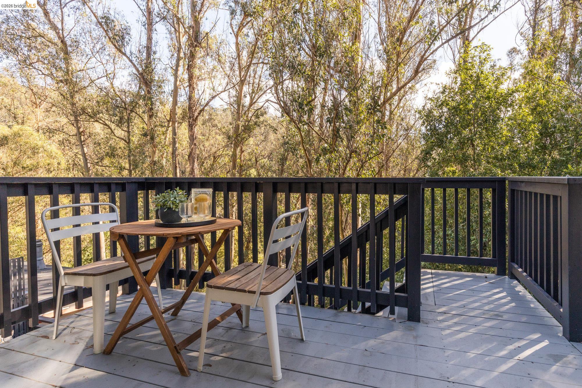 Detail Gallery Image 8 of 47 For 6931 Pinehaven Rd, Oakland,  CA 94611 - 4 Beds | 2/2 Baths