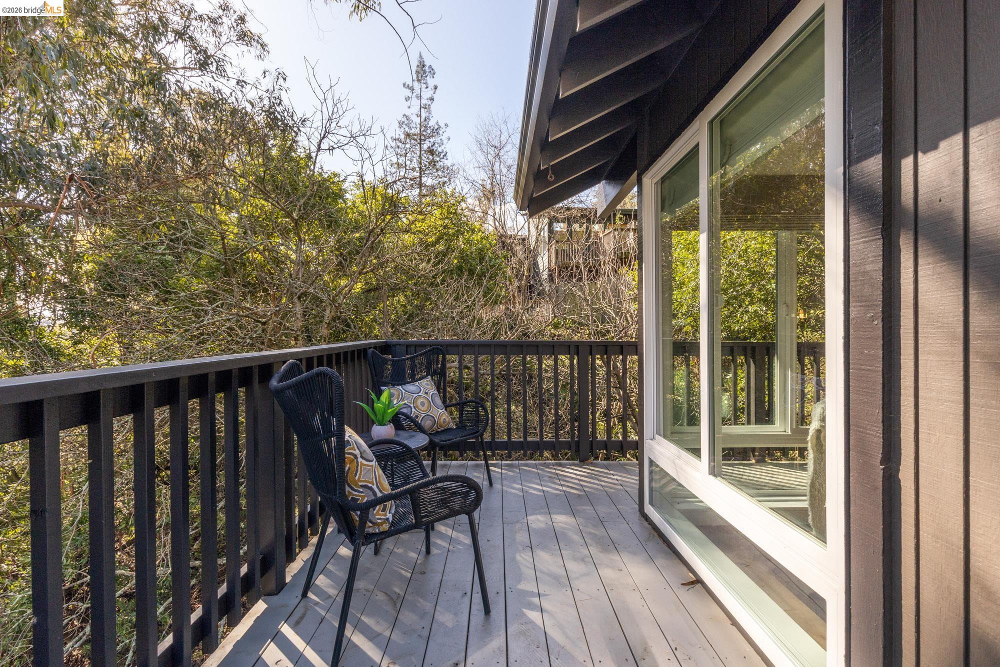 Detail Gallery Image 10 of 47 For 6931 Pinehaven Rd, Oakland,  CA 94611 - 4 Beds | 2/2 Baths