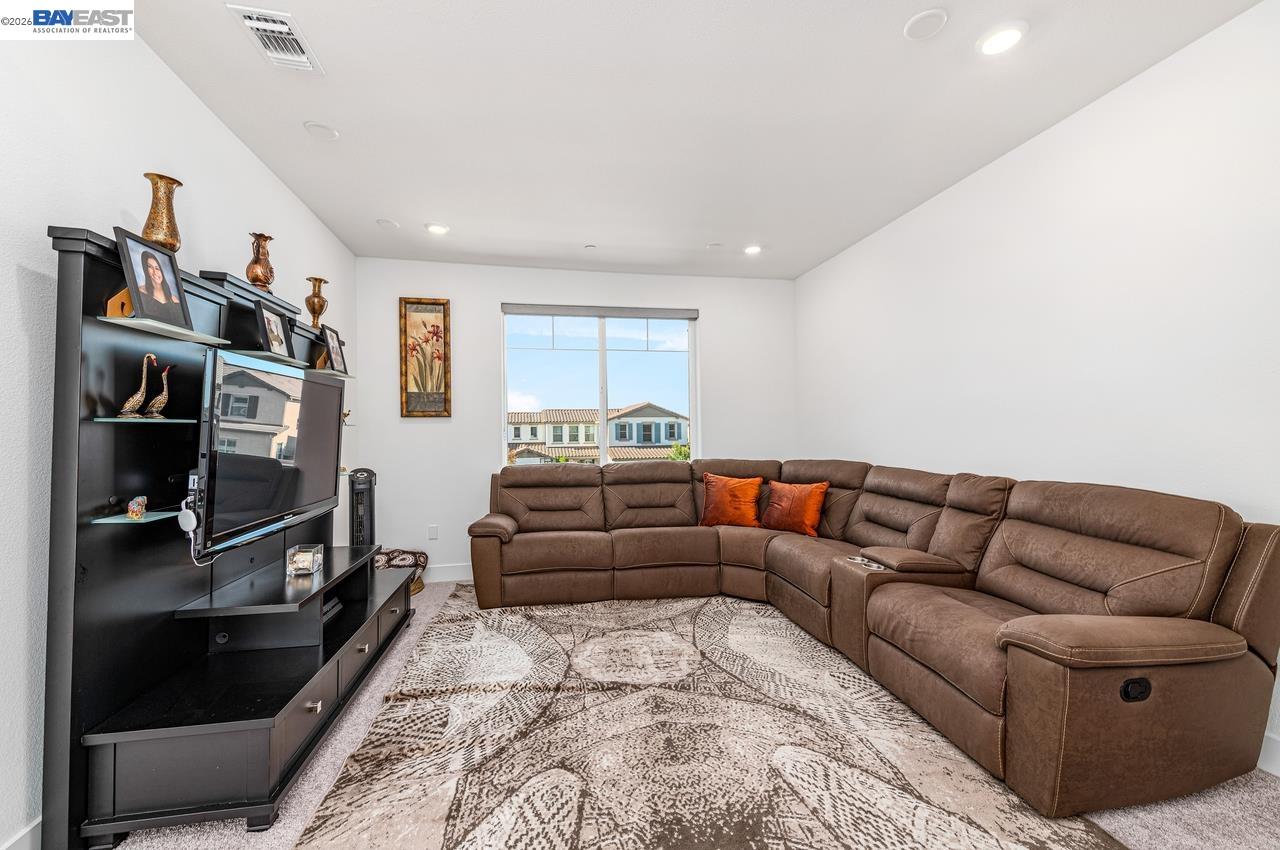 Detail Gallery Image 30 of 51 For 713 River Bend Dr, Lathrop,  CA 95330 - 6 Beds | 5/1 Baths