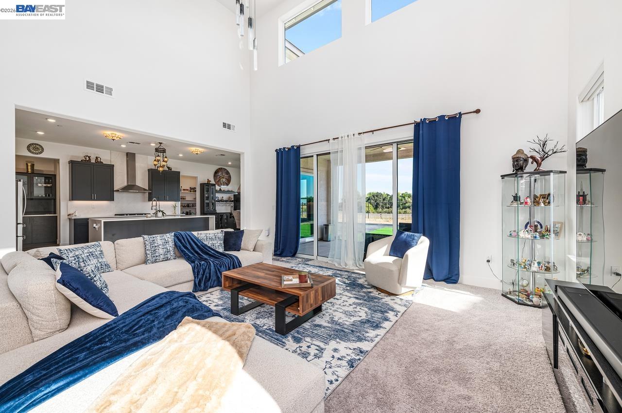 Detail Gallery Image 5 of 51 For 713 River Bend Dr, Lathrop,  CA 95330 - 6 Beds | 5/1 Baths