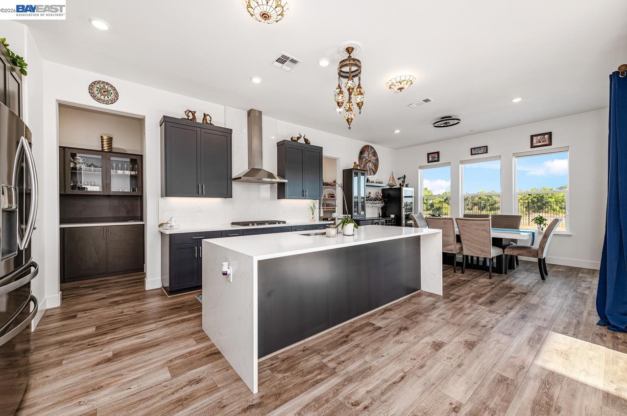 Detail Gallery Image 7 of 51 For 713 River Bend Dr, Lathrop,  CA 95330 - 6 Beds | 5/1 Baths