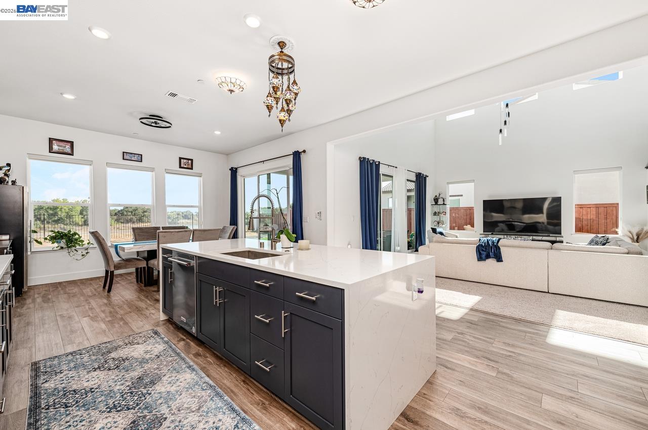 Detail Gallery Image 9 of 51 For 713 River Bend Dr, Lathrop,  CA 95330 - 6 Beds | 5/1 Baths