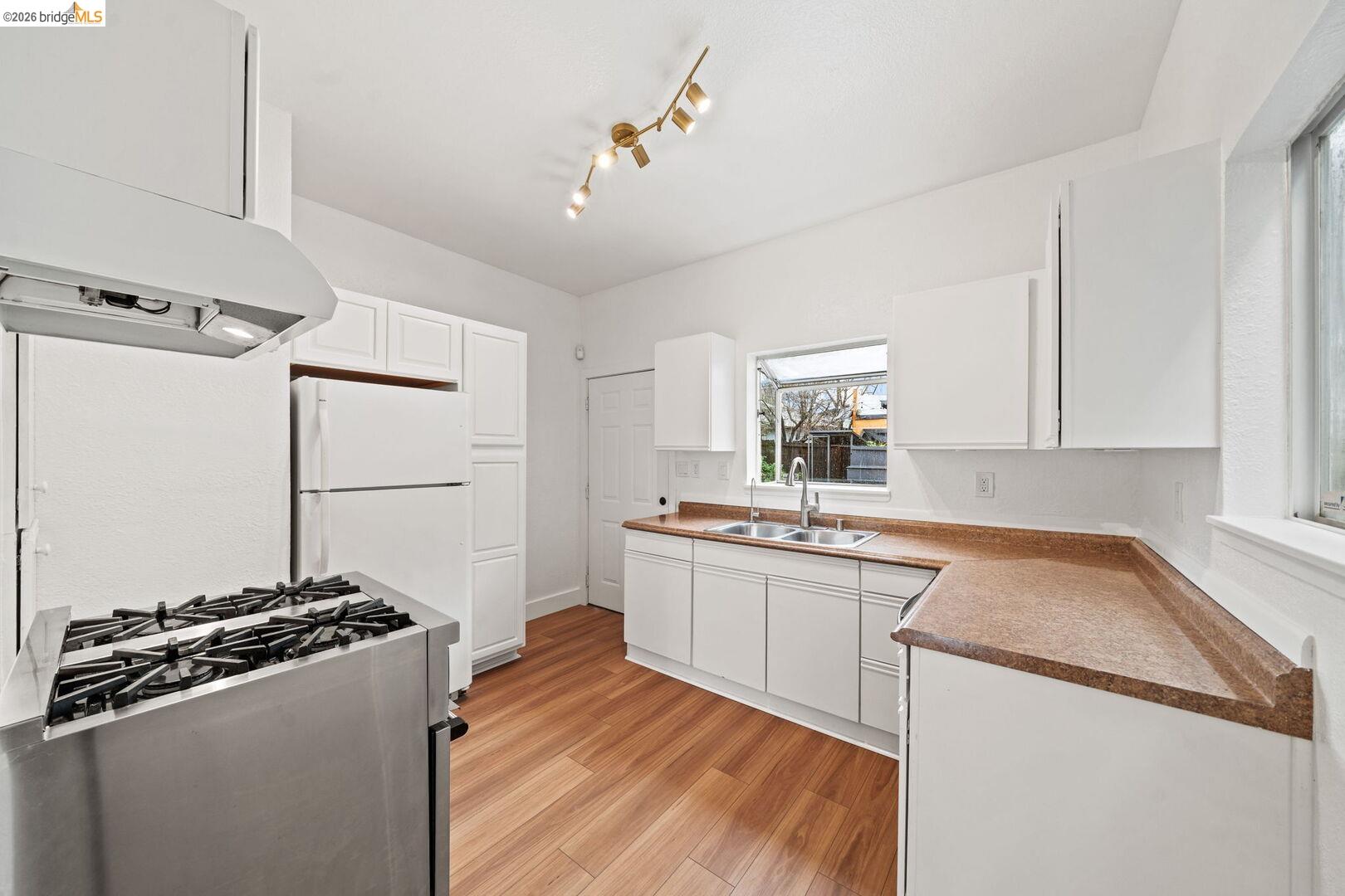 Detail Gallery Image 14 of 26 For 5812 Dover St, Oakland,  CA 94609 - – Beds | – Baths