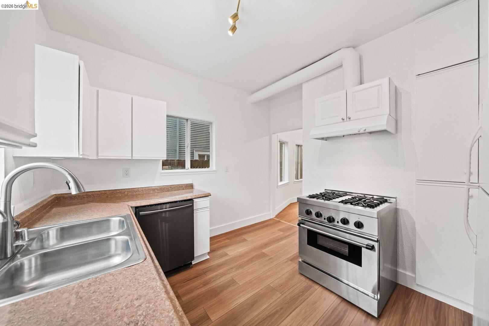 Detail Gallery Image 15 of 26 For 5812 Dover St, Oakland,  CA 94609 - – Beds | – Baths