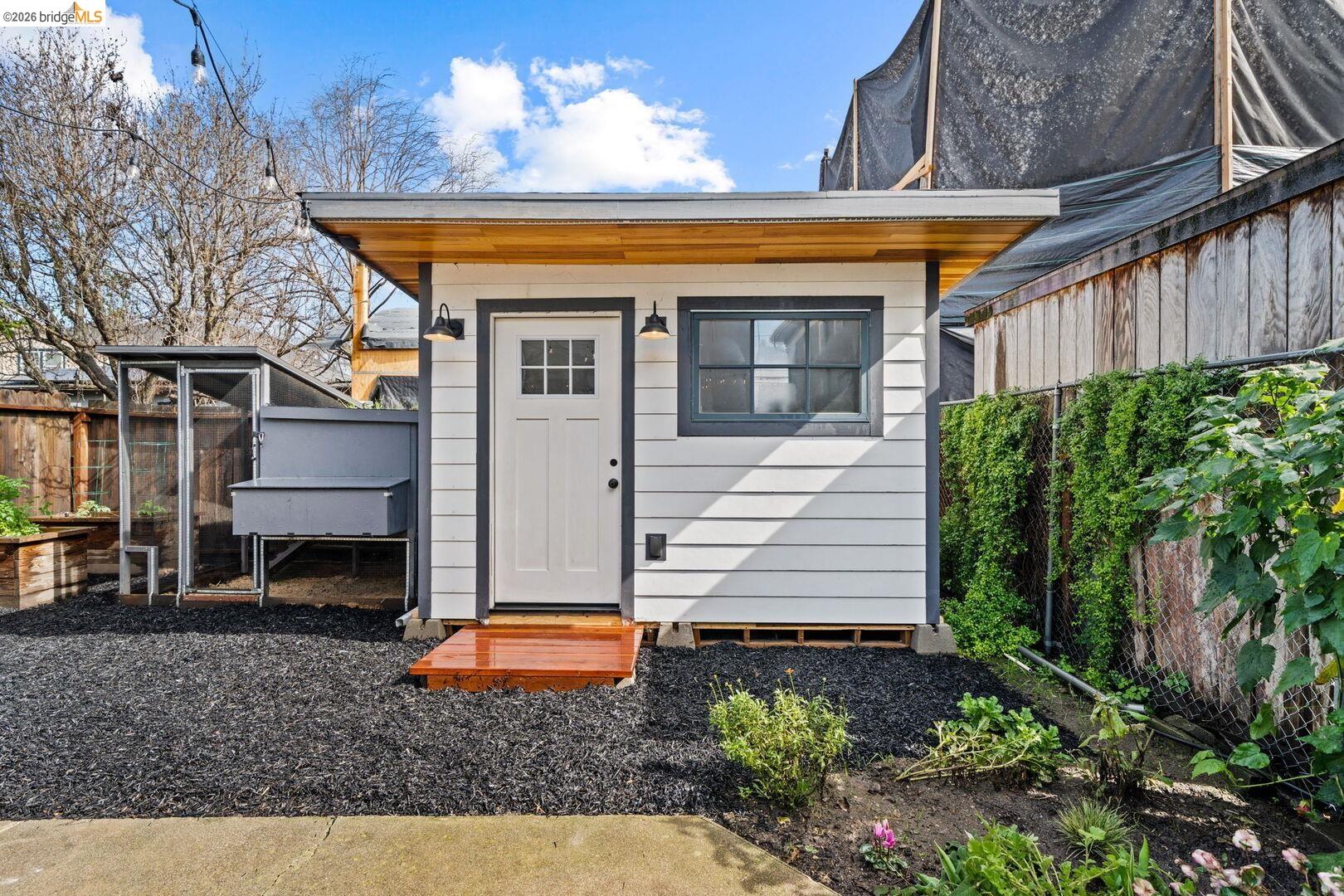 Detail Gallery Image 3 of 26 For 5812 Dover St, Oakland,  CA 94609 - – Beds | – Baths