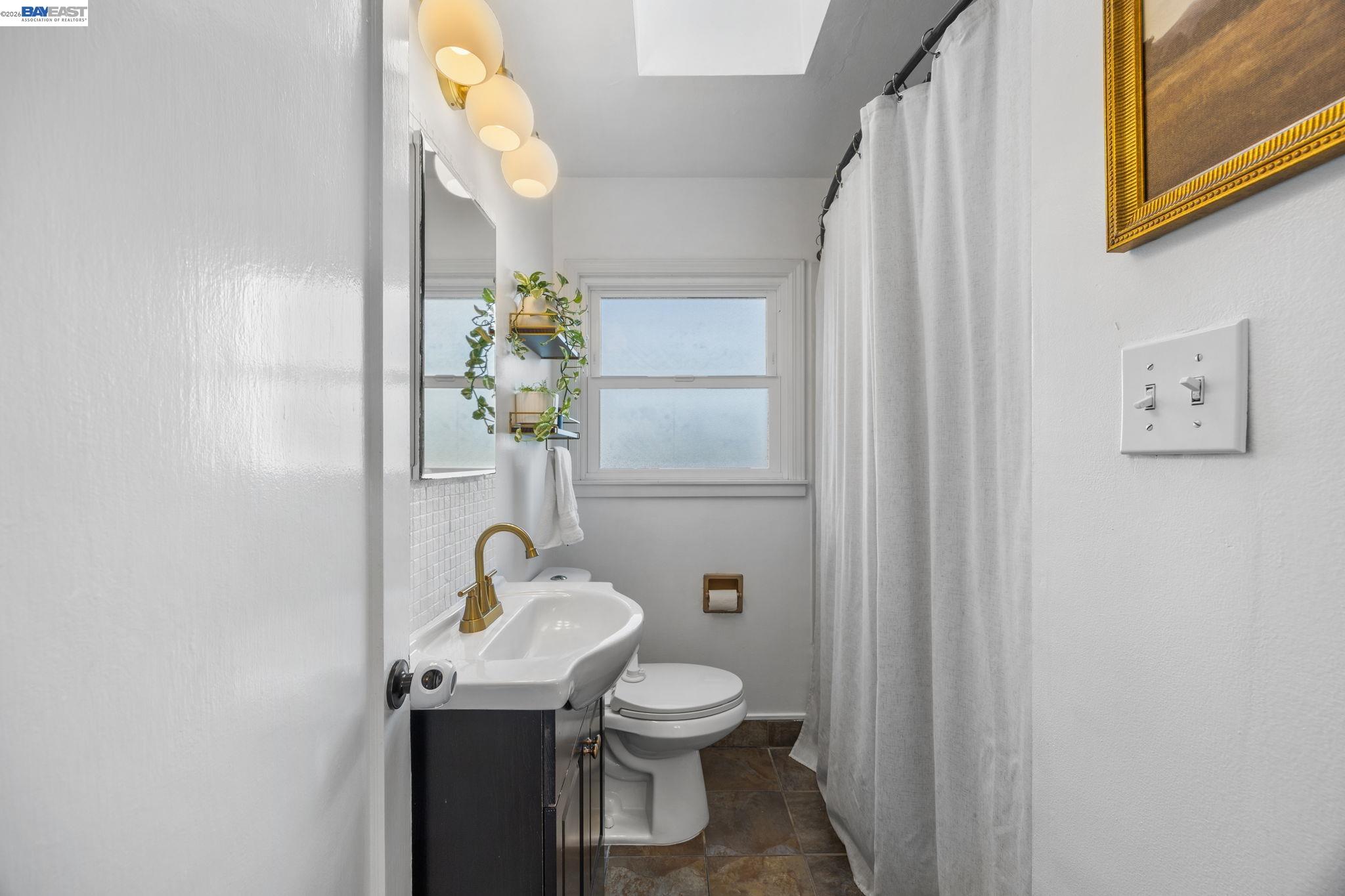 Detail Gallery Image 12 of 27 For 2672 Watson St, Castro Valley,  CA 94546 - 3 Beds | 1/1 Baths