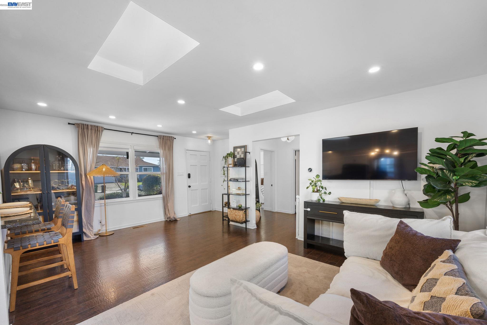 Detail Gallery Image 4 of 27 For 2672 Watson St, Castro Valley,  CA 94546 - 3 Beds | 1/1 Baths