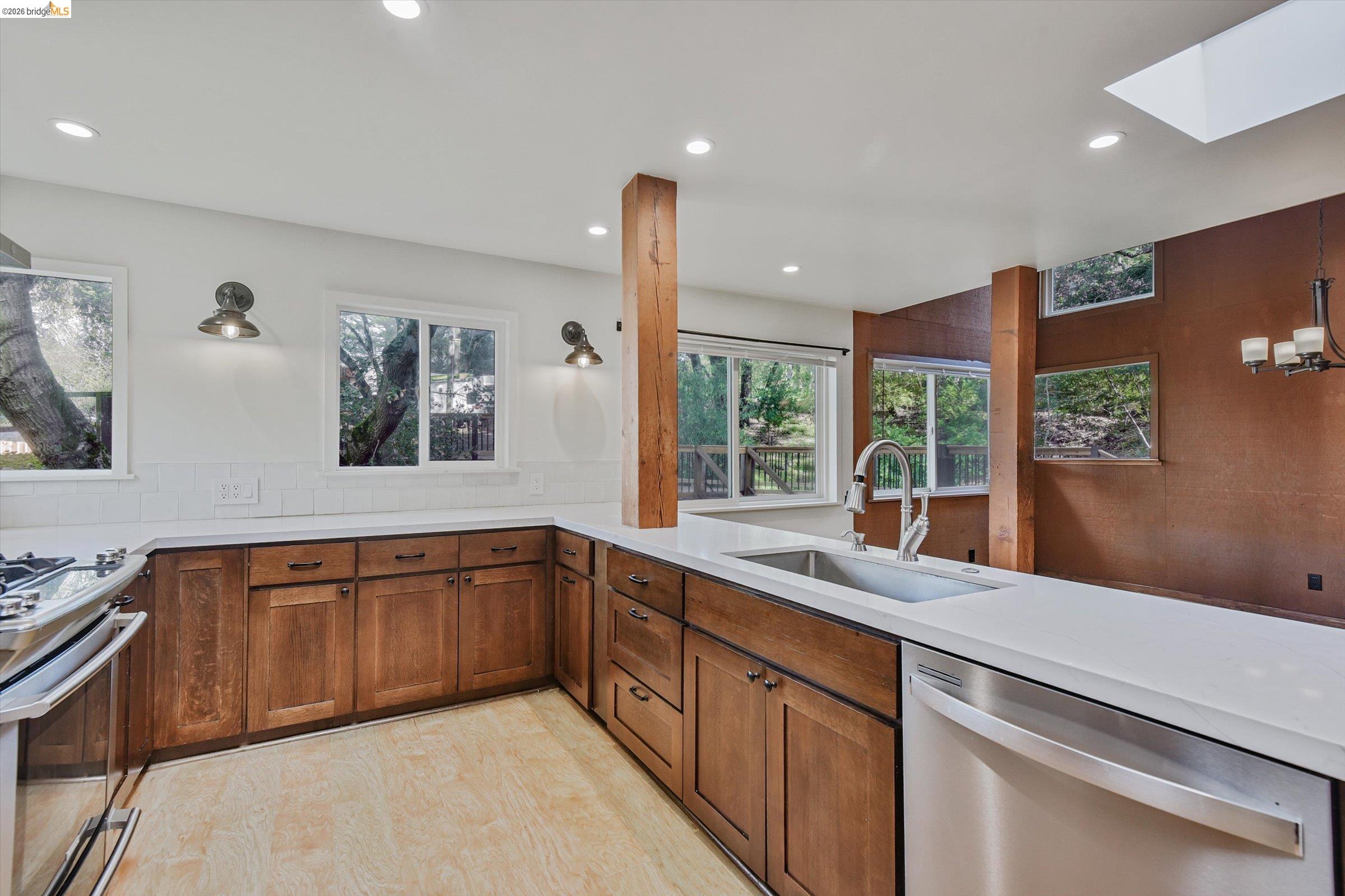 Detail Gallery Image 11 of 34 For 9 Wildwood Road, Orinda,  CA 94563 - 4 Beds | 3 Baths