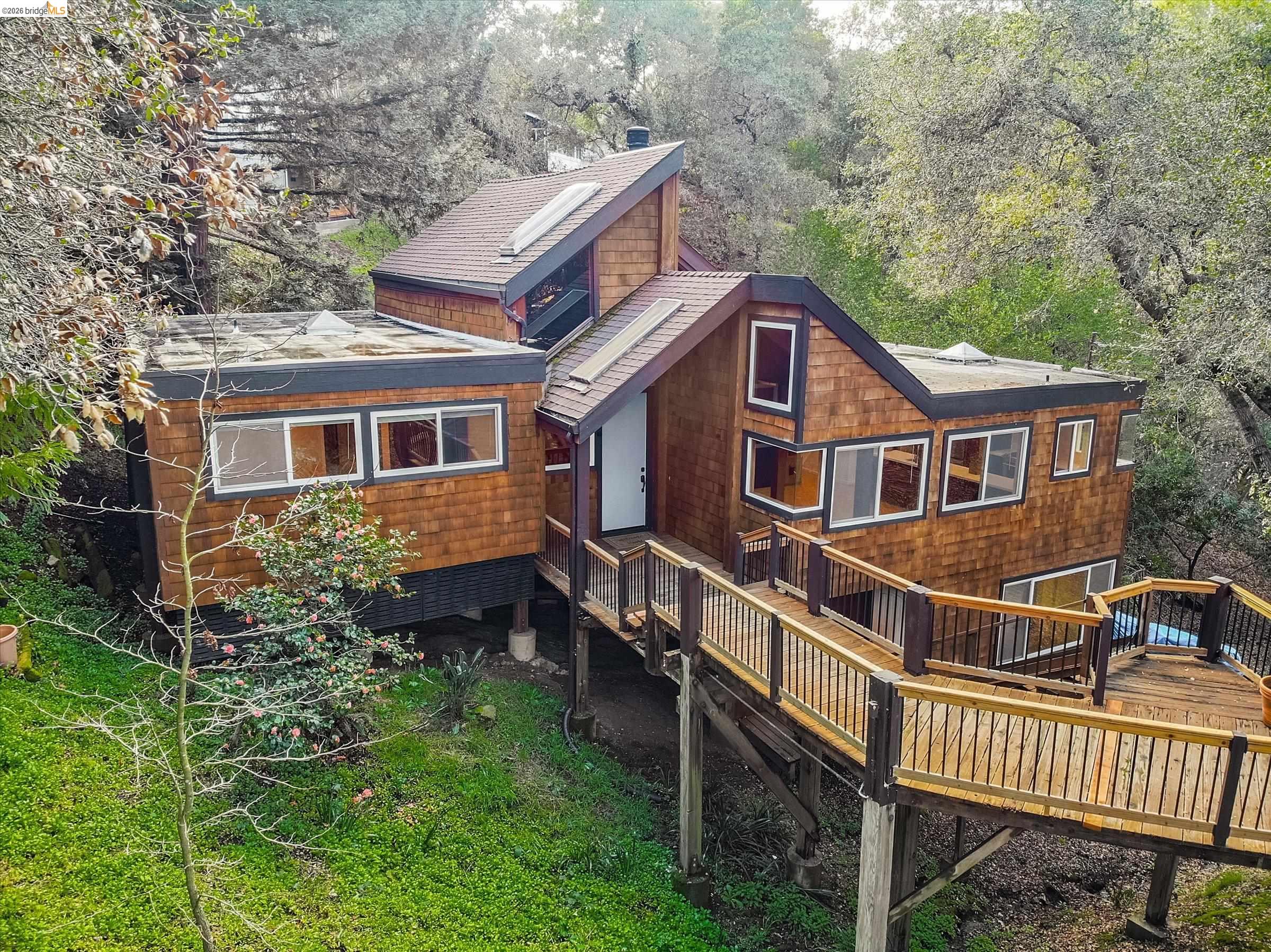 Detail Gallery Image 32 of 34 For 9 Wildwood Road, Orinda,  CA 94563 - 4 Beds | 3 Baths