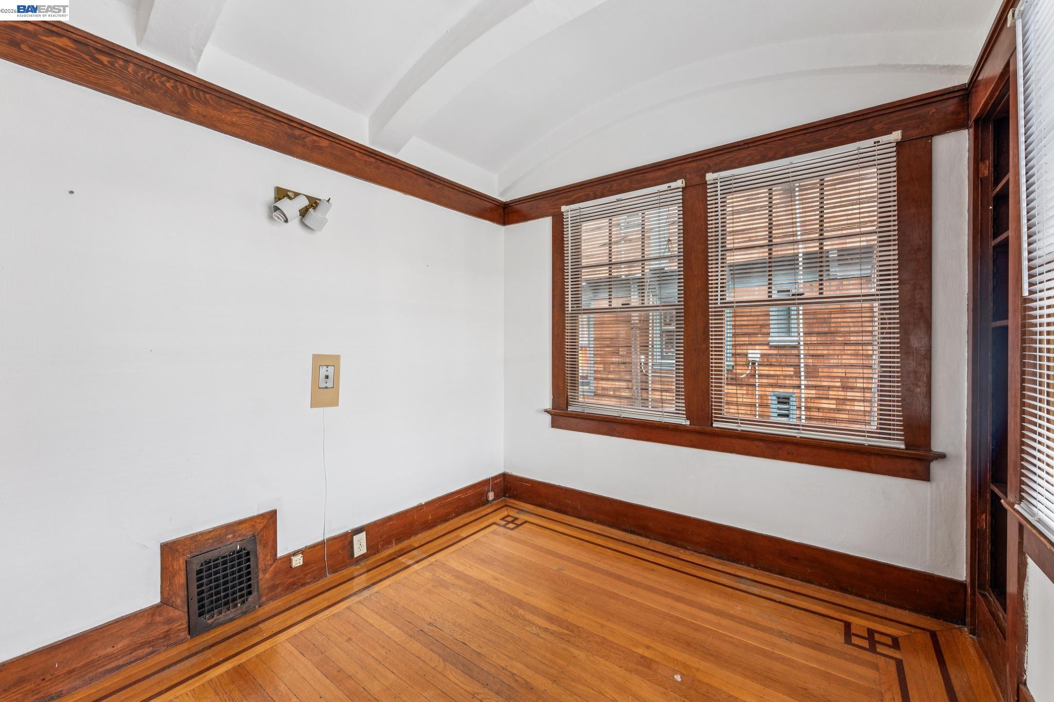 Detail Gallery Image 17 of 59 For 2643 Stuart St, Berkeley,  CA 94705 - 5 Beds | 3/1 Baths