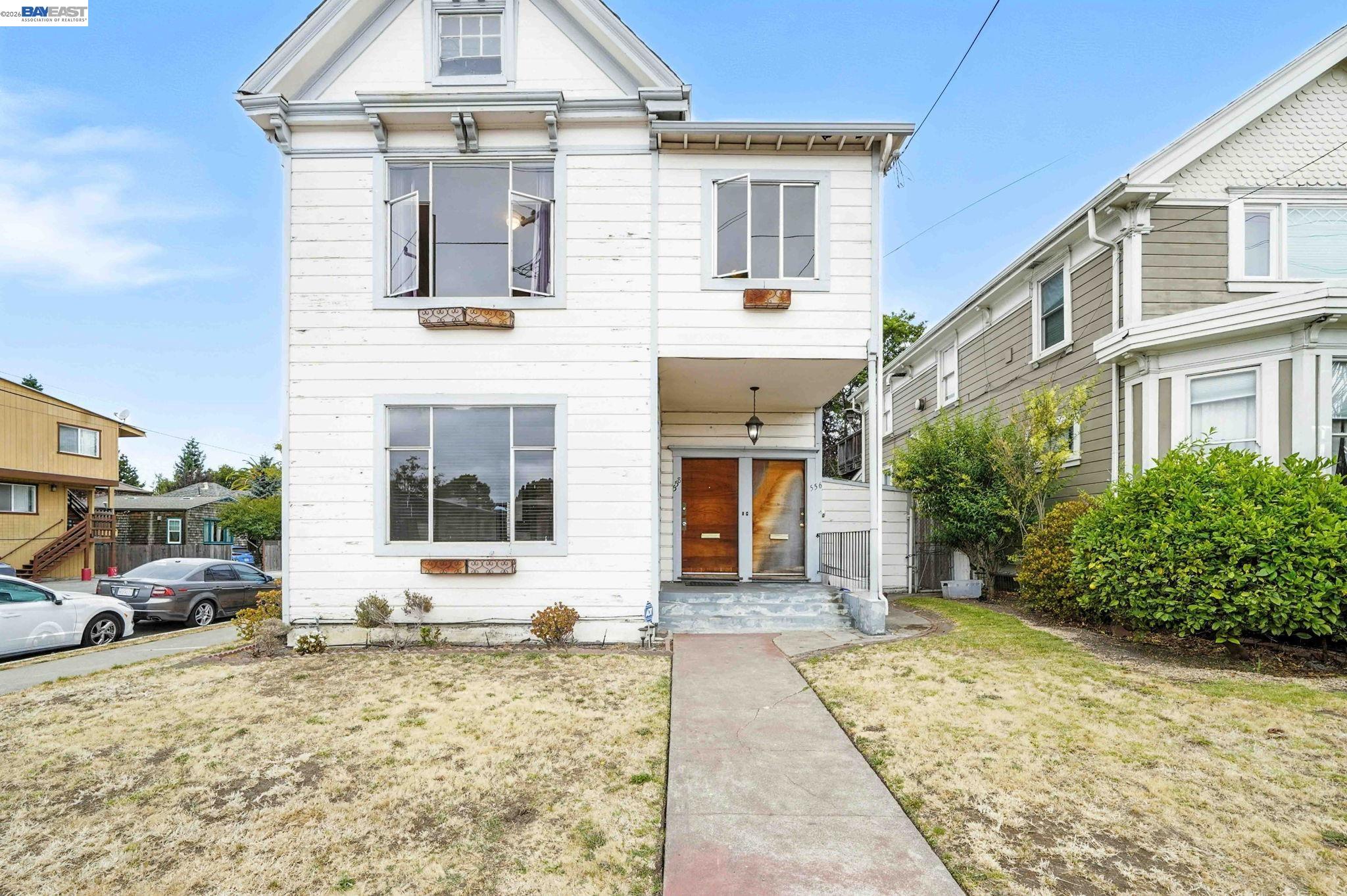 Detail Gallery Image 2 of 36 For 556-558 Alcatraz Ave, Oakland,  CA 94609 - – Beds | – Baths