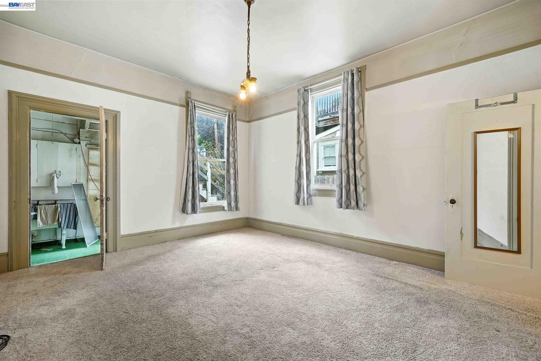 Detail Gallery Image 12 of 36 For 556-558 Alcatraz Ave, Oakland,  CA 94609 - – Beds | – Baths