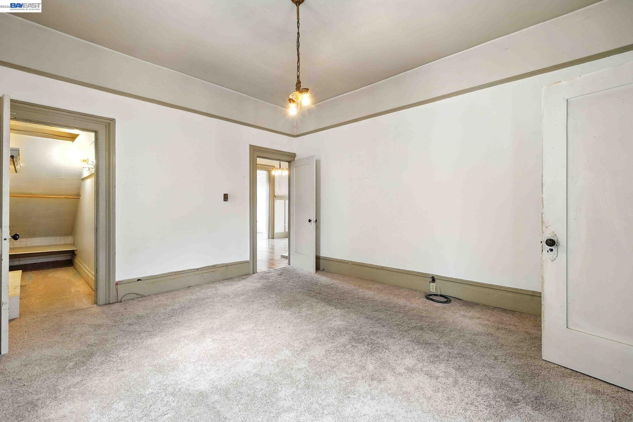 Detail Gallery Image 13 of 36 For 556-558 Alcatraz Ave, Oakland,  CA 94609 - – Beds | – Baths