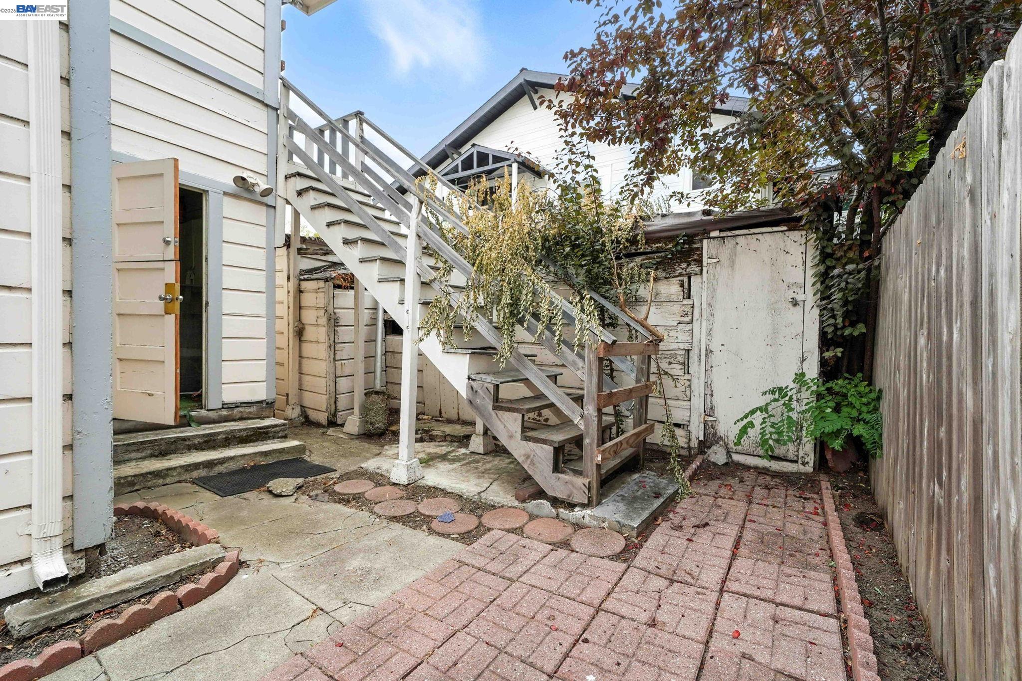 Detail Gallery Image 15 of 36 For 556-558 Alcatraz Ave, Oakland,  CA 94609 - – Beds | – Baths