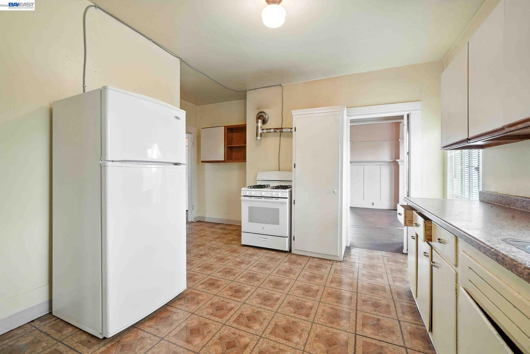 Detail Gallery Image 22 of 36 For 556-558 Alcatraz Ave, Oakland,  CA 94609 - – Beds | – Baths