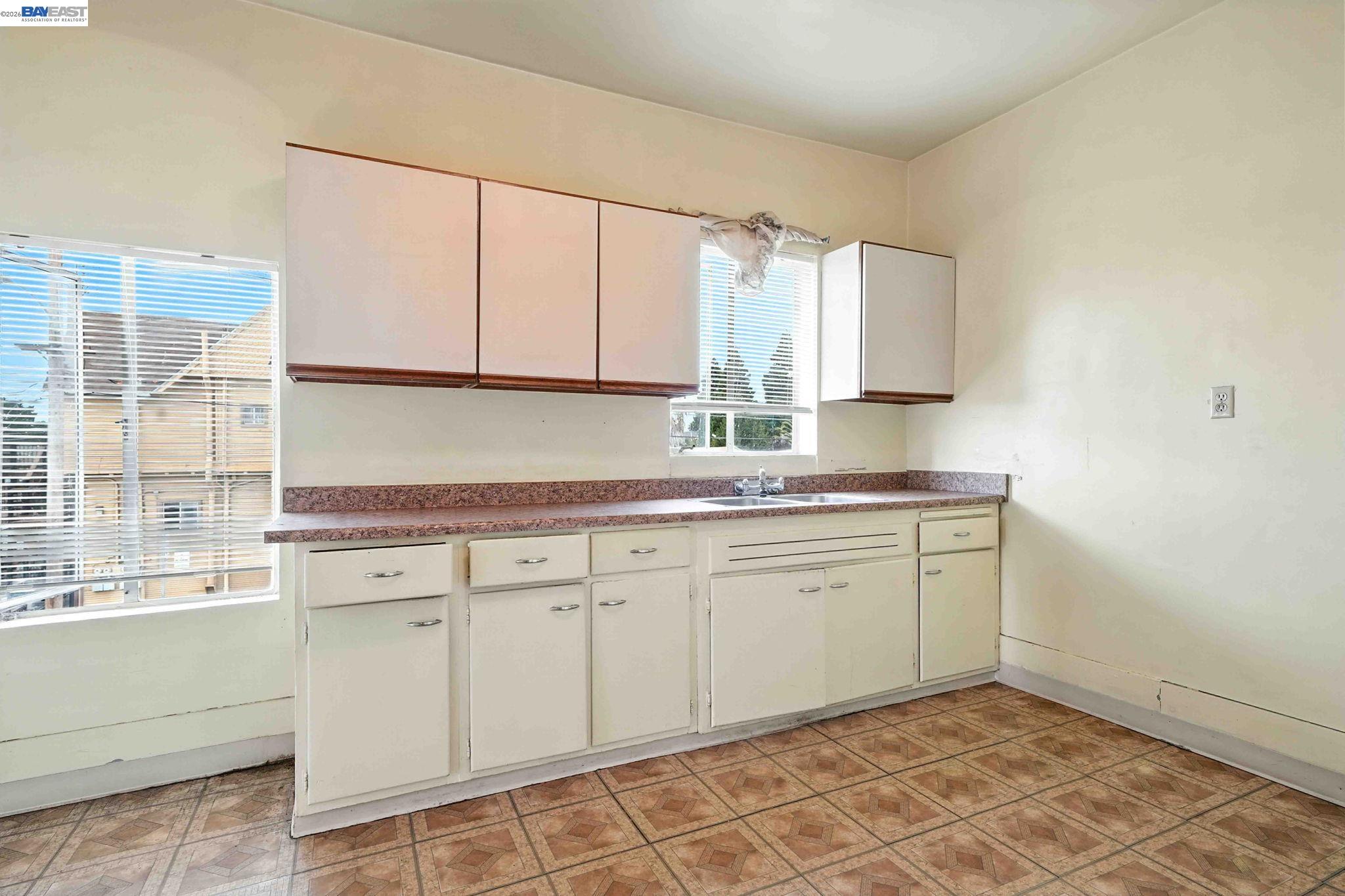 Detail Gallery Image 23 of 36 For 556-558 Alcatraz Ave, Oakland,  CA 94609 - – Beds | – Baths