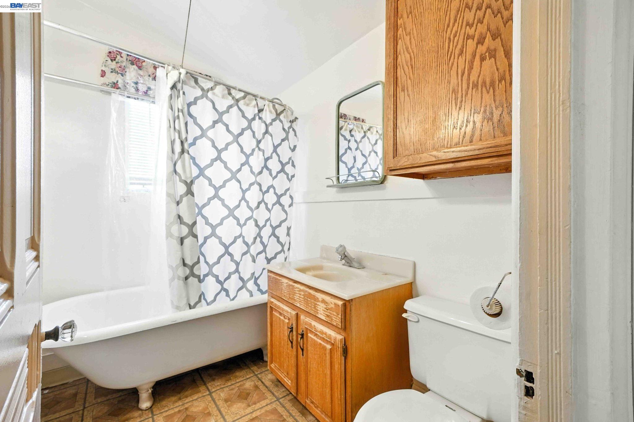 Detail Gallery Image 26 of 36 For 556-558 Alcatraz Ave, Oakland,  CA 94609 - – Beds | – Baths