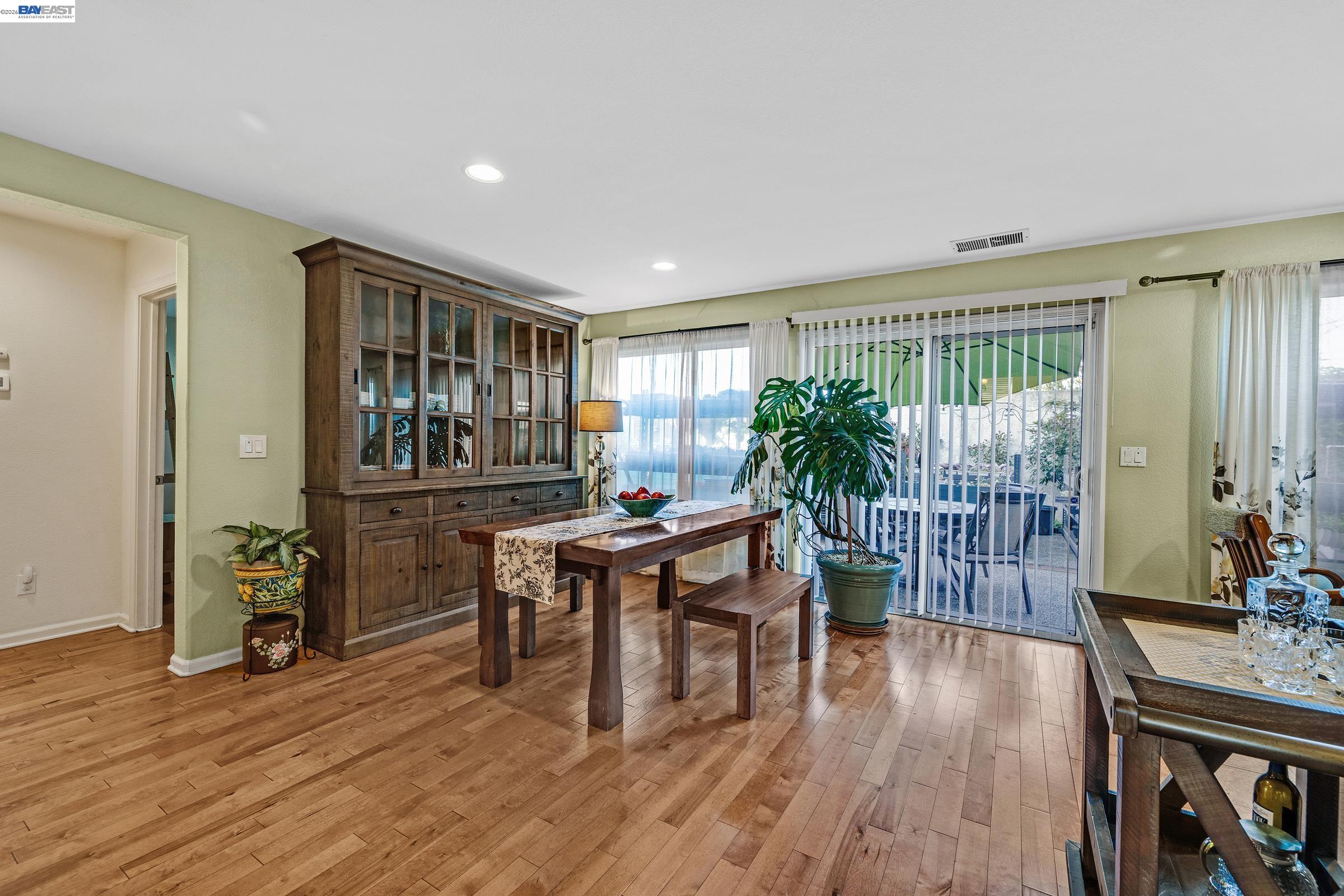 Detail Gallery Image 11 of 33 For 15100 Shining Star Ln, San Leandro,  CA 94579 - 4 Beds | 3 Baths