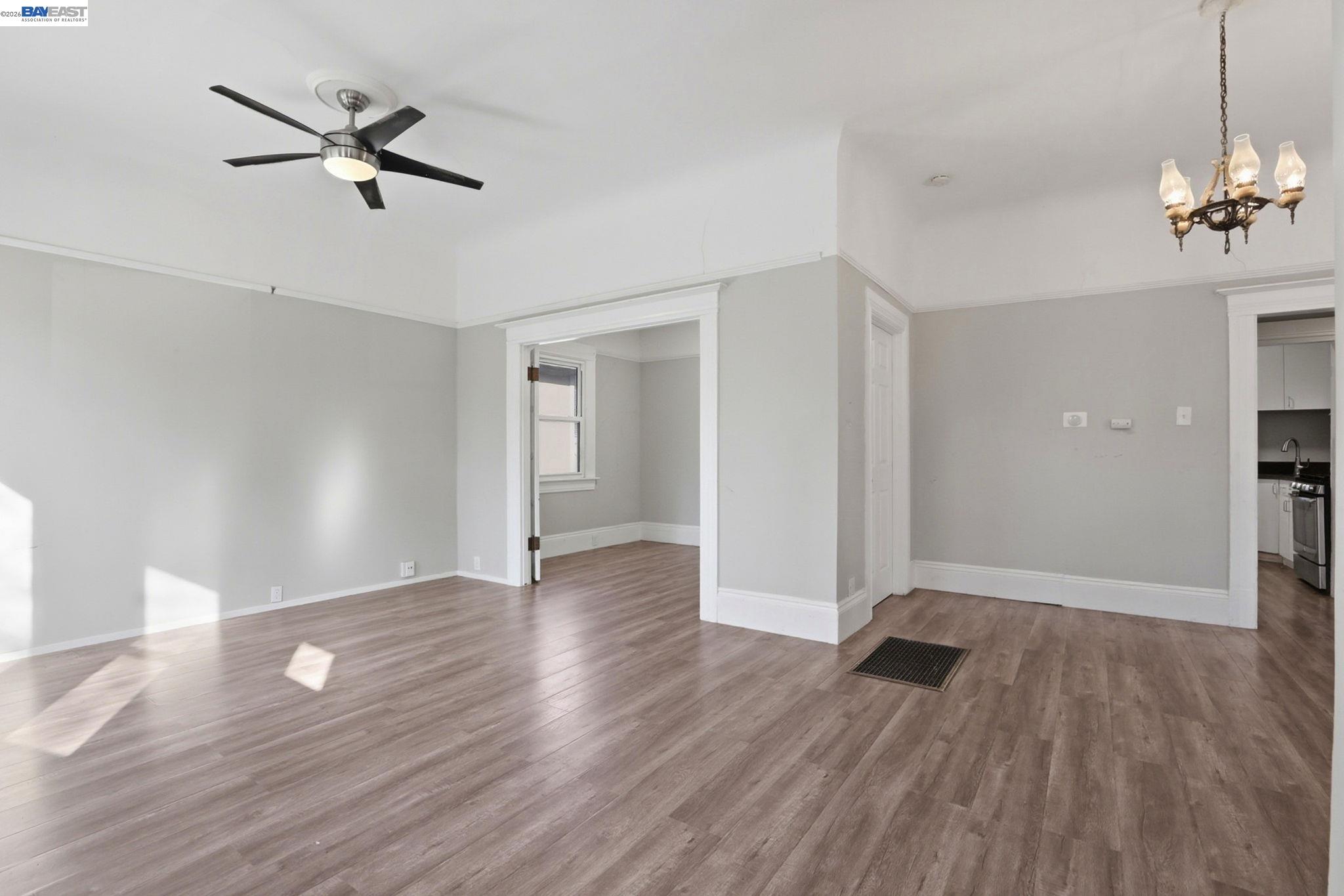 Detail Gallery Image 5 of 26 For 2327 N St, Sacramento,  CA 95816 - 2 Beds | 1 Baths