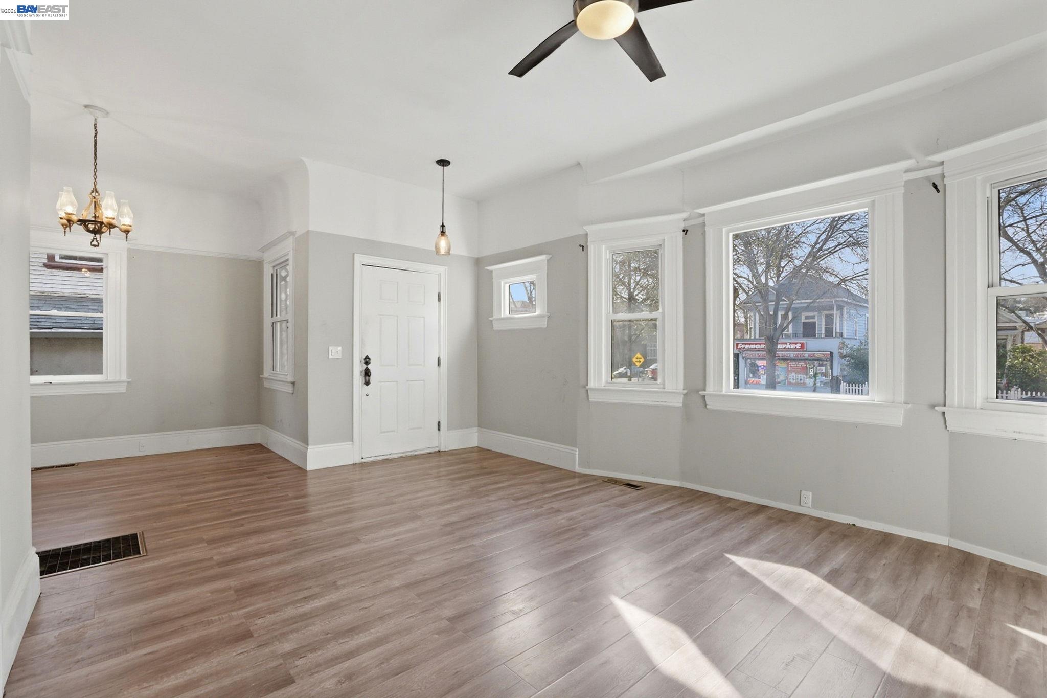 Detail Gallery Image 8 of 26 For 2327 N St, Sacramento,  CA 95816 - 2 Beds | 1 Baths