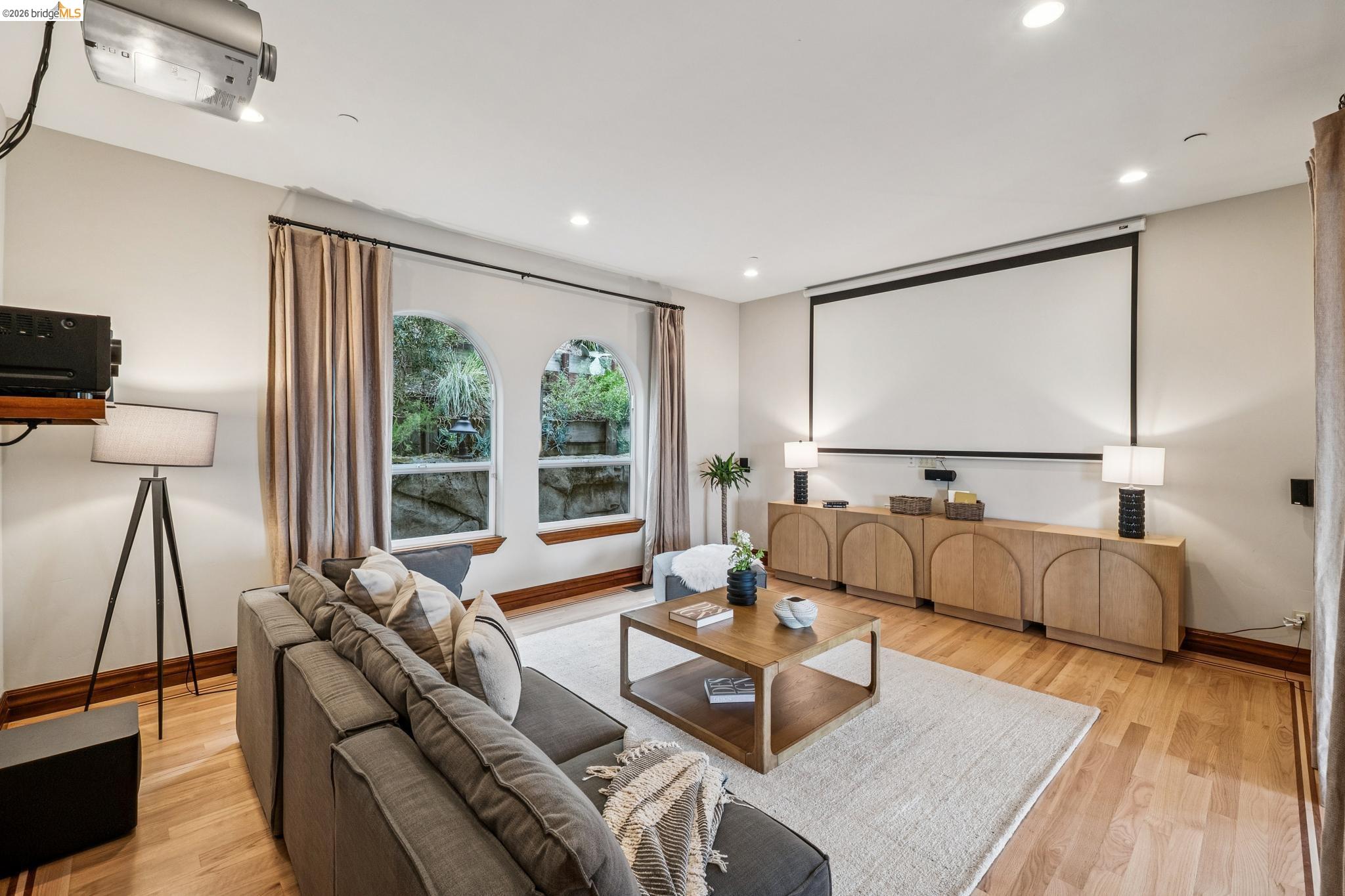 Detail Gallery Image 12 of 60 For 33 Somerset Rd, Oakland,  CA 94611 - 5 Beds | 5/1 Baths