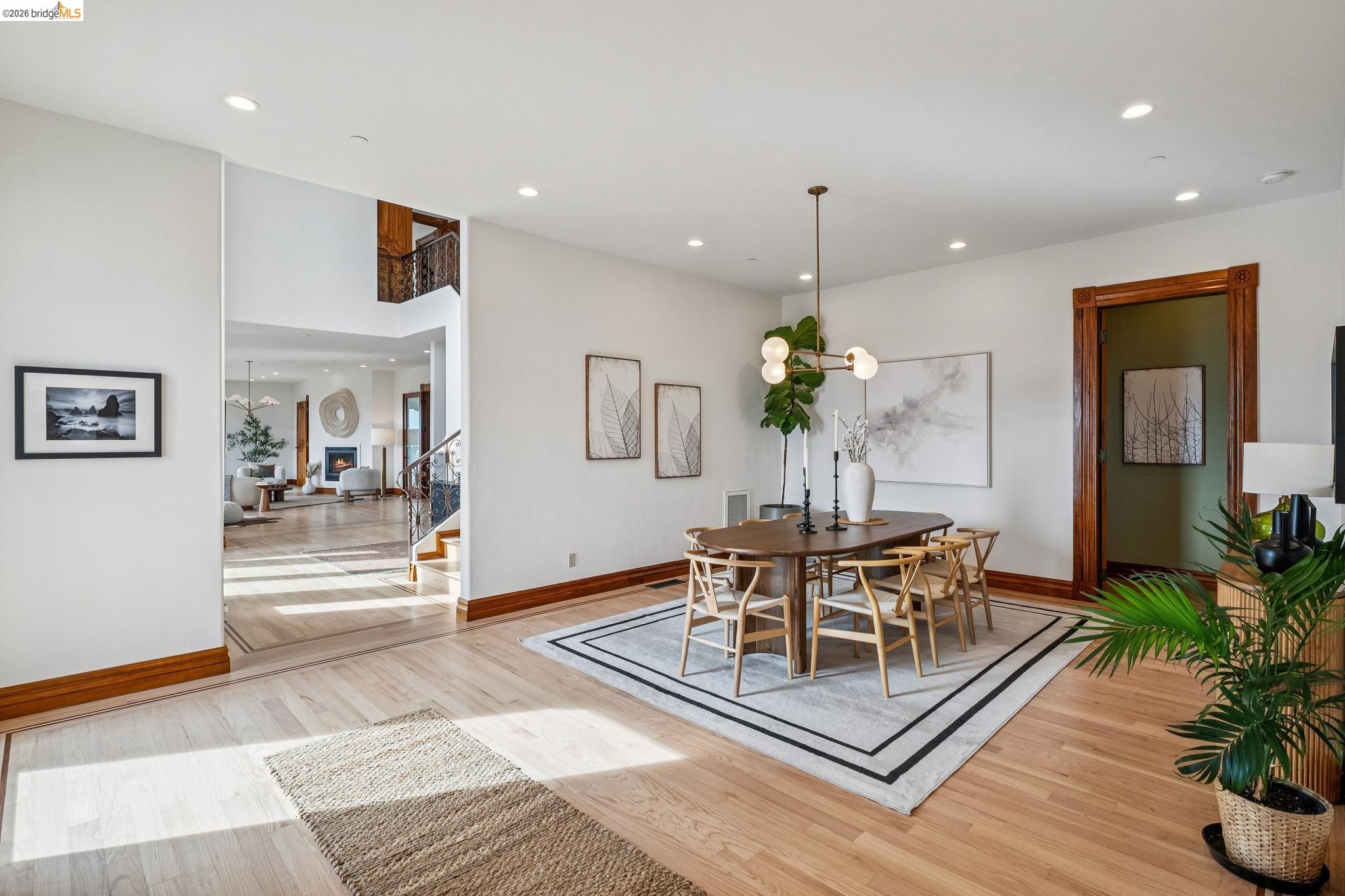 Detail Gallery Image 13 of 60 For 33 Somerset Rd, Oakland,  CA 94611 - 5 Beds | 5/1 Baths