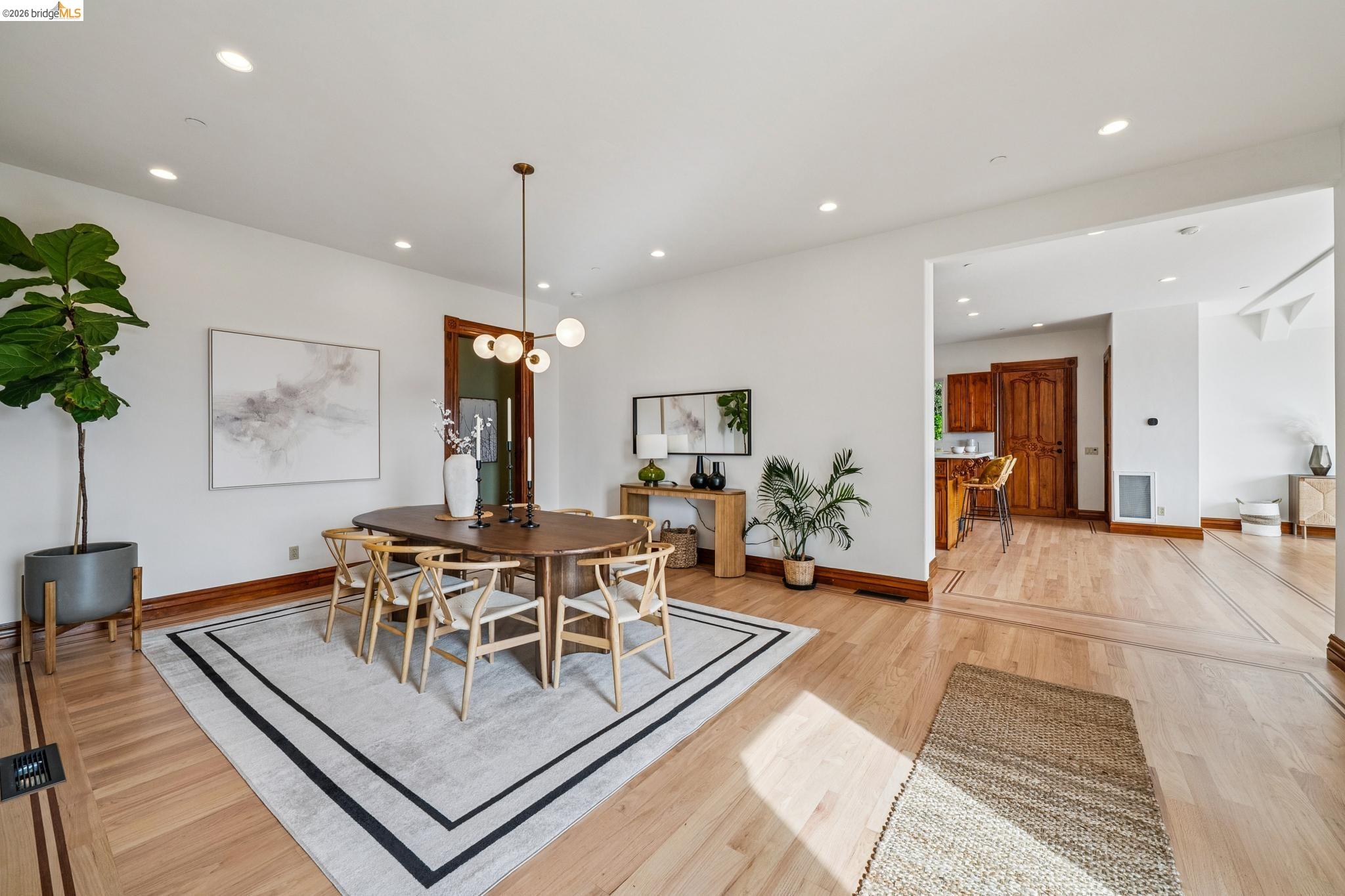 Detail Gallery Image 14 of 60 For 33 Somerset Rd, Oakland,  CA 94611 - 5 Beds | 5/1 Baths