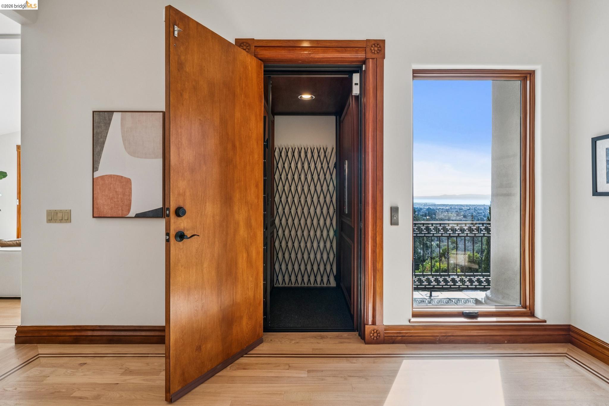 Detail Gallery Image 15 of 60 For 33 Somerset Rd, Oakland,  CA 94611 - 5 Beds | 5/1 Baths