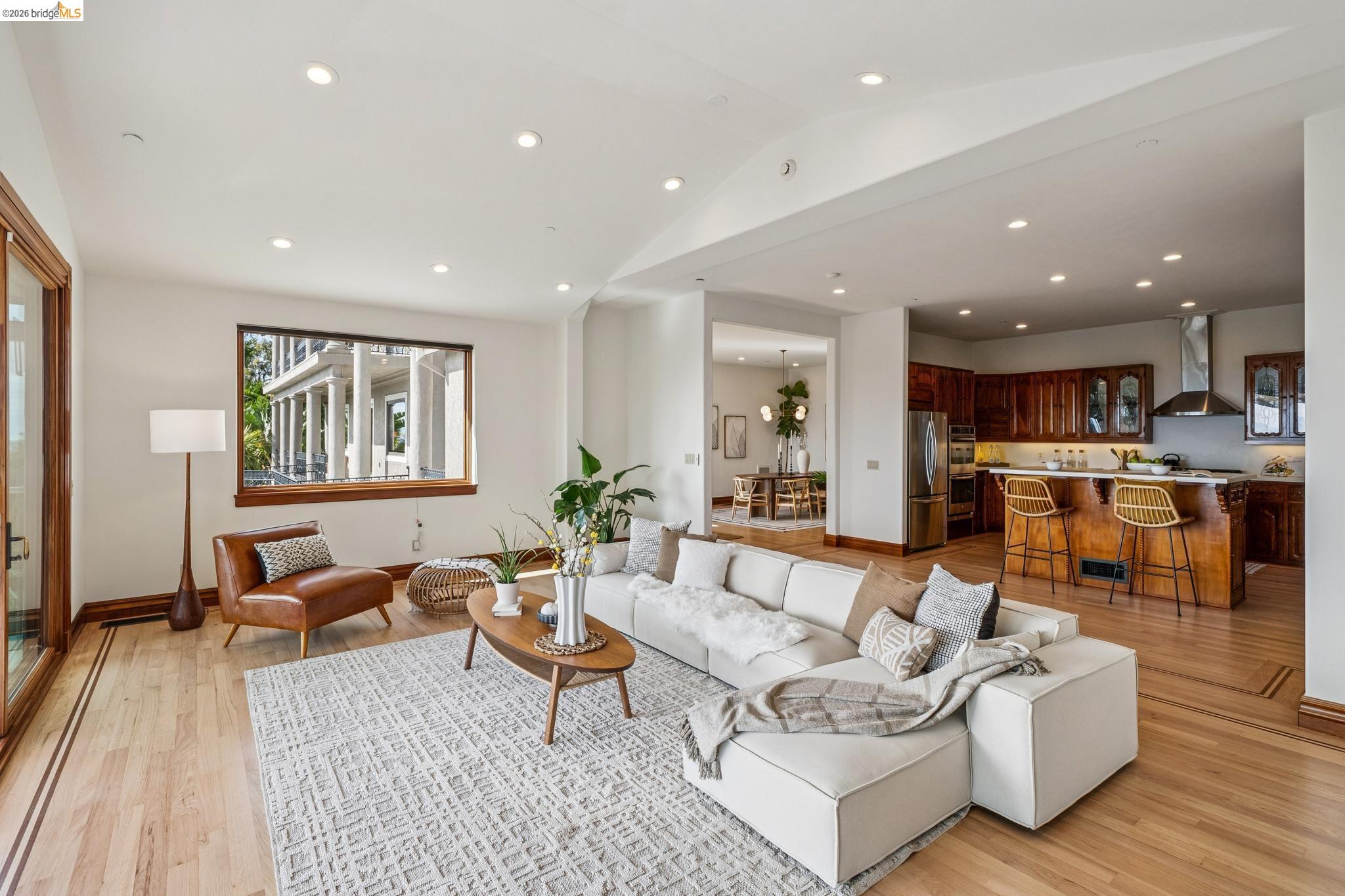 Detail Gallery Image 16 of 60 For 33 Somerset Rd, Oakland,  CA 94611 - 5 Beds | 5/1 Baths