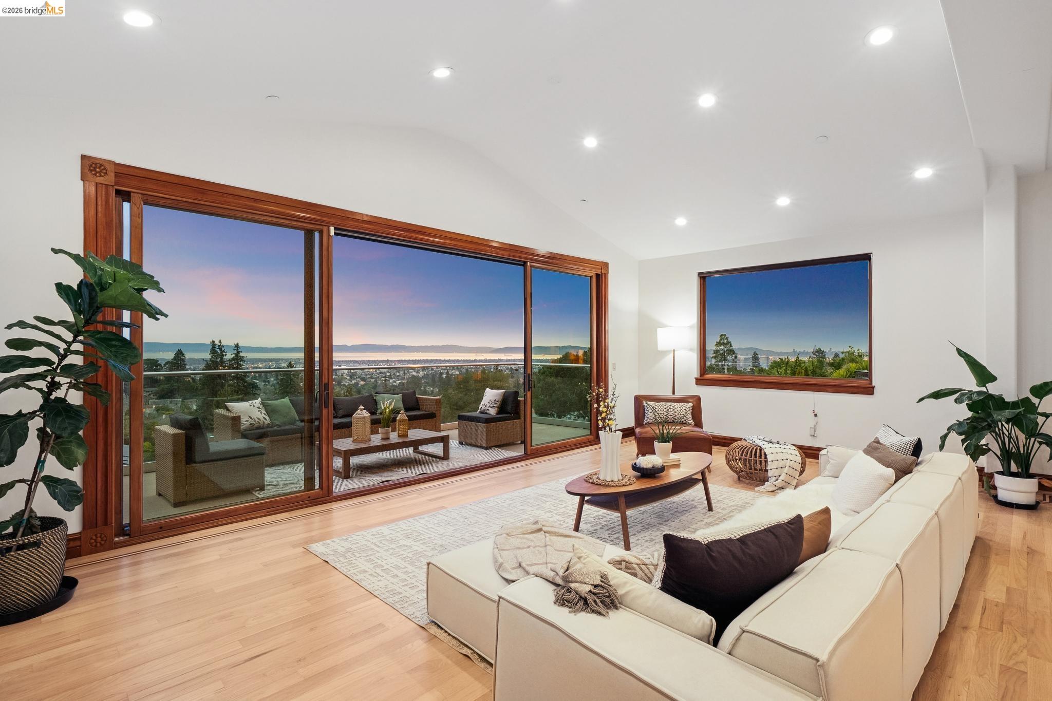 Detail Gallery Image 21 of 60 For 33 Somerset Rd, Oakland,  CA 94611 - 5 Beds | 5/1 Baths