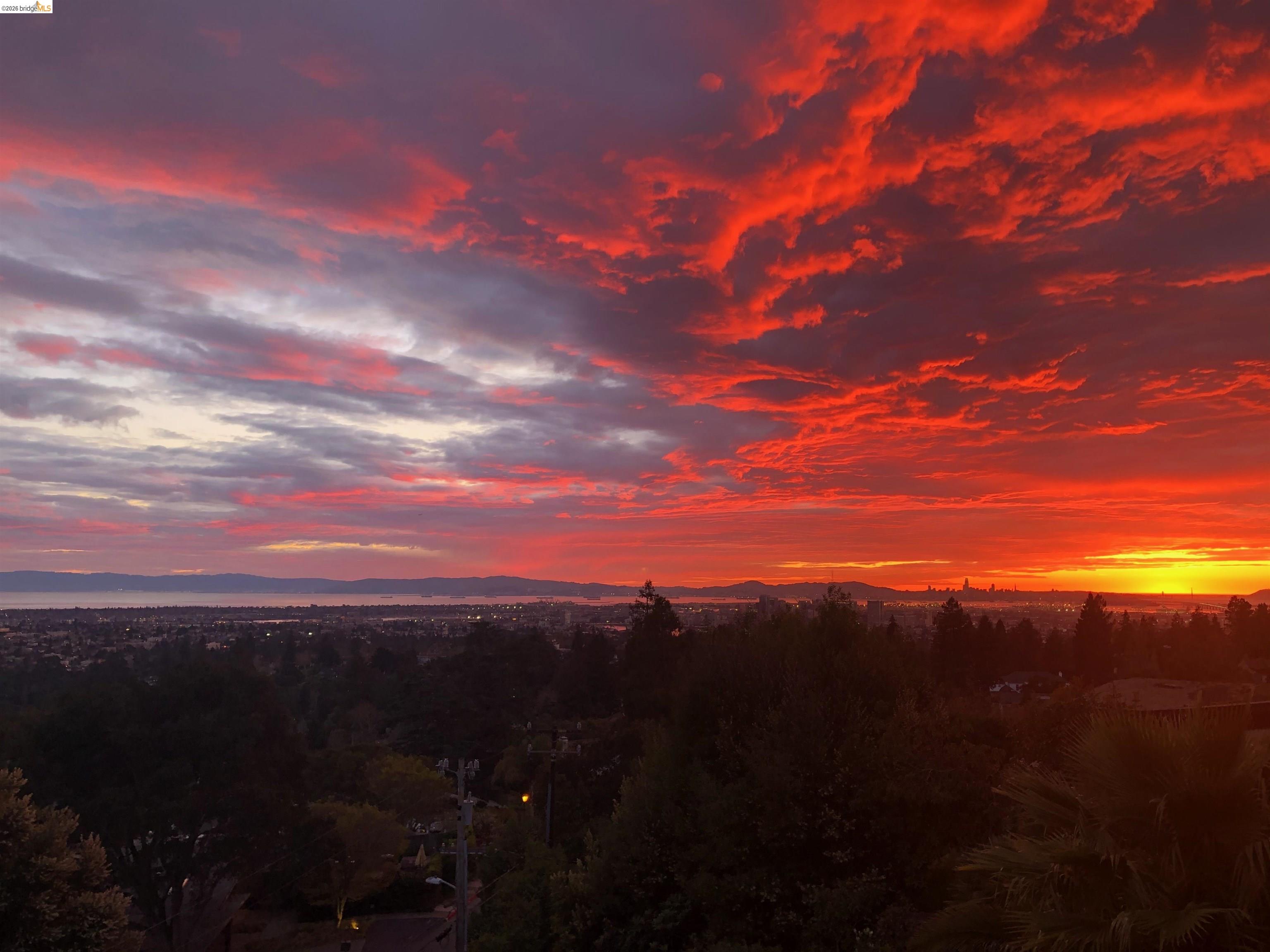 Detail Gallery Image 23 of 60 For 33 Somerset Rd, Oakland,  CA 94611 - 5 Beds | 5/1 Baths