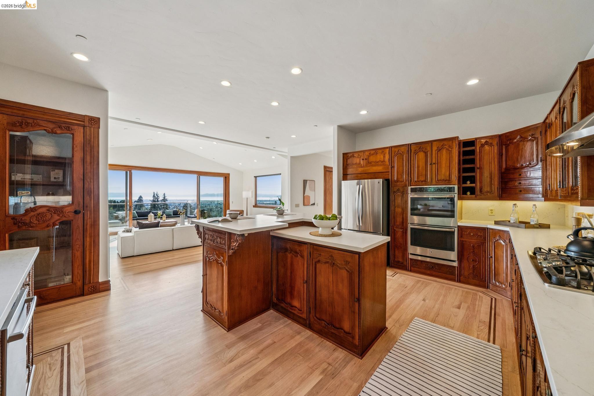 Detail Gallery Image 24 of 60 For 33 Somerset Rd, Oakland,  CA 94611 - 5 Beds | 5/1 Baths