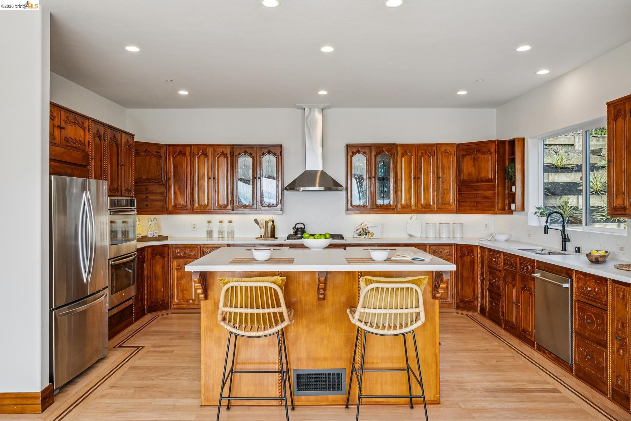 Detail Gallery Image 25 of 60 For 33 Somerset Rd, Oakland,  CA 94611 - 5 Beds | 5/1 Baths