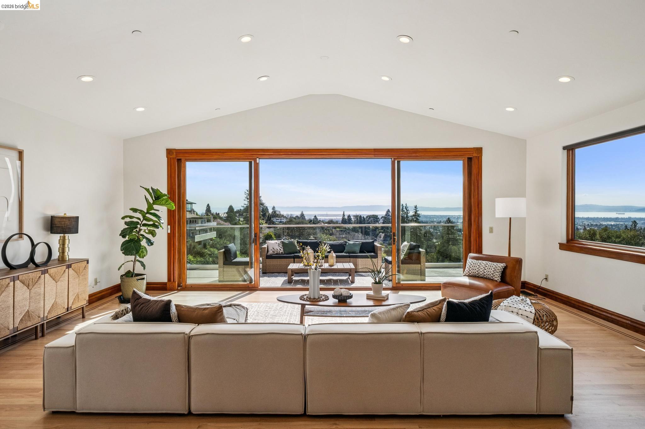 Detail Gallery Image 5 of 60 For 33 Somerset Rd, Oakland,  CA 94611 - 5 Beds | 5/1 Baths