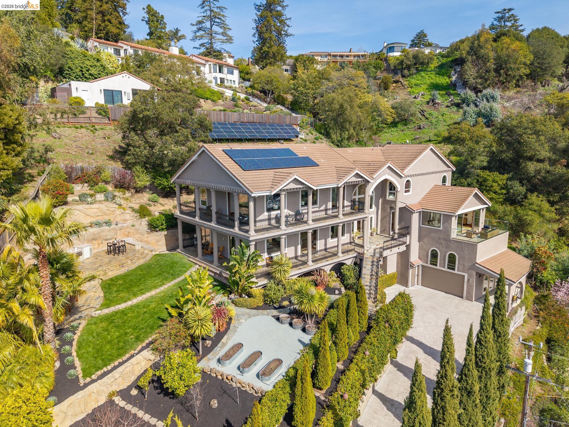 Detail Gallery Image 6 of 60 For 33 Somerset Rd, Oakland,  CA 94611 - 5 Beds | 5/1 Baths