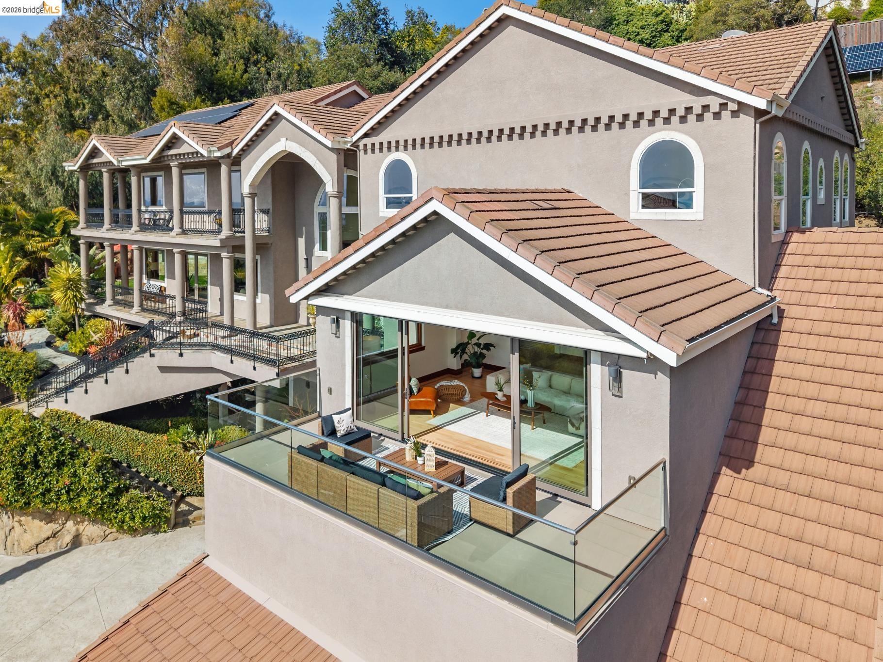 Detail Gallery Image 7 of 60 For 33 Somerset Rd, Oakland,  CA 94611 - 5 Beds | 5/1 Baths