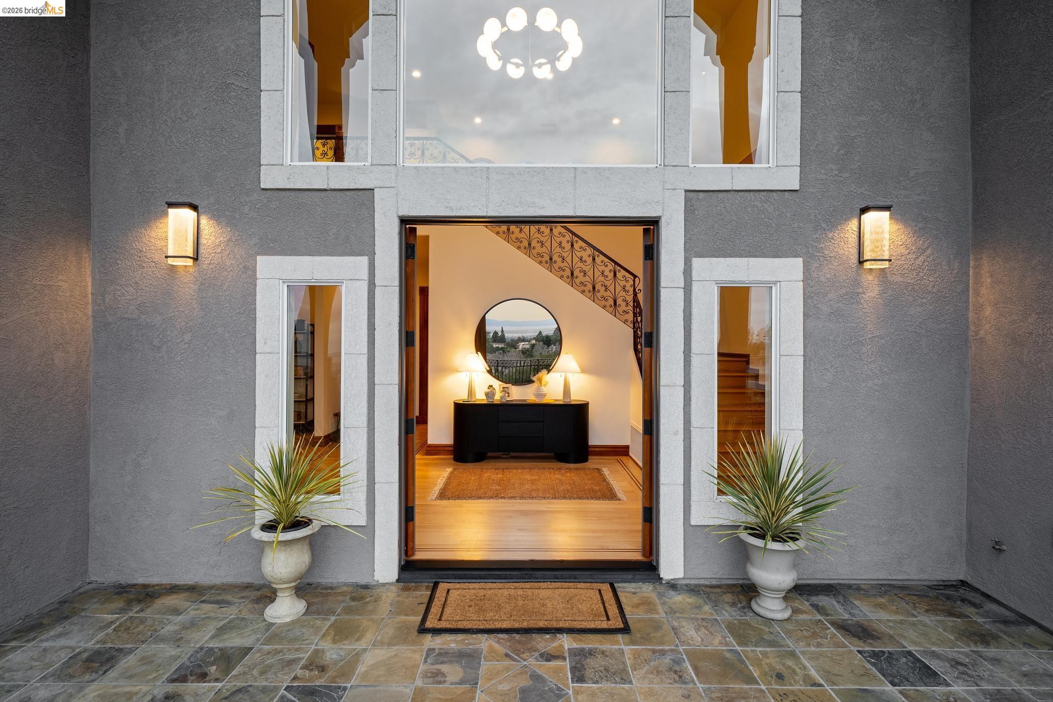 Detail Gallery Image 9 of 60 For 33 Somerset Rd, Oakland,  CA 94611 - 5 Beds | 5/1 Baths