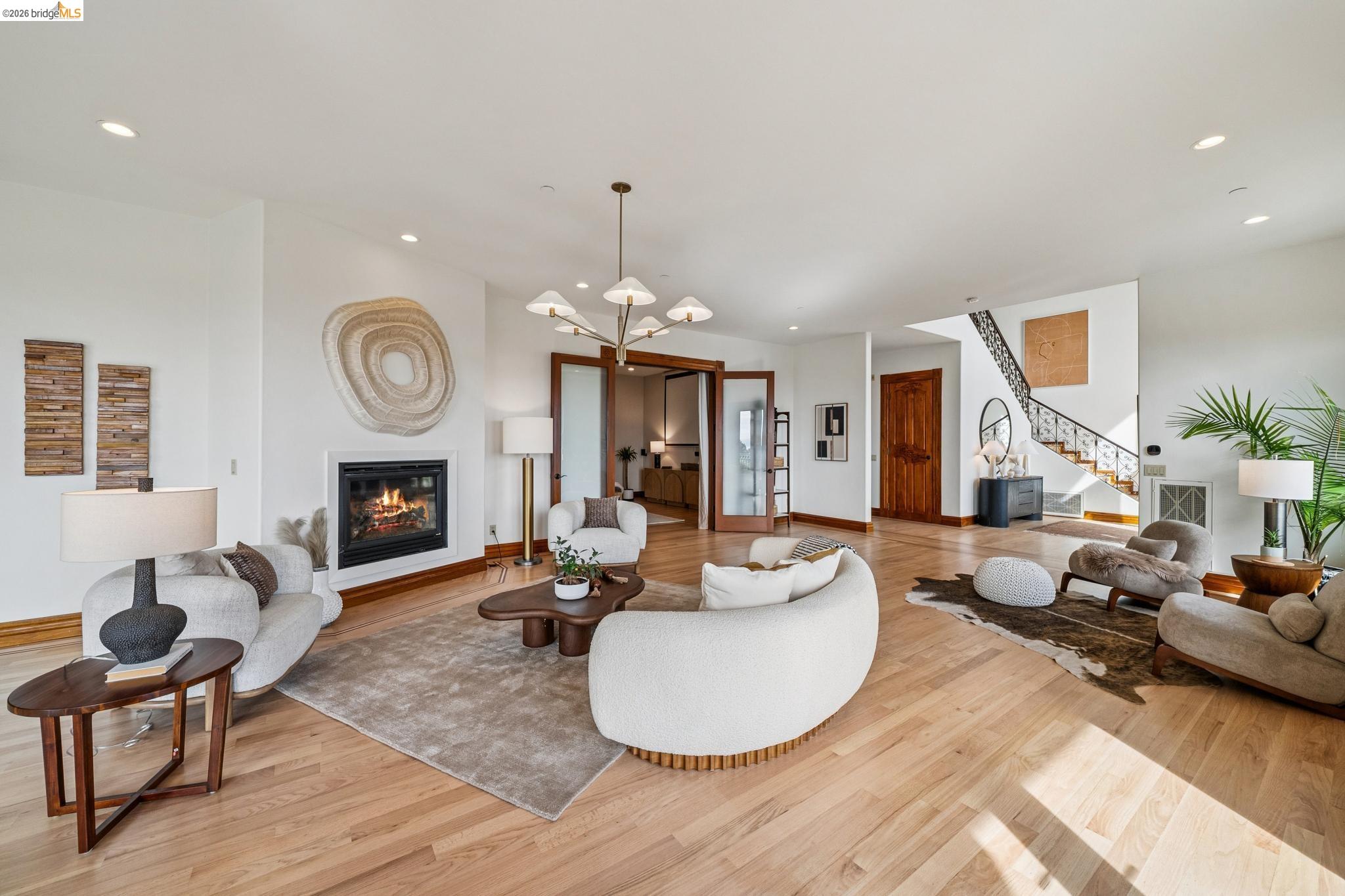 Detail Gallery Image 10 of 60 For 33 Somerset Rd, Oakland,  CA 94611 - 5 Beds | 5/1 Baths