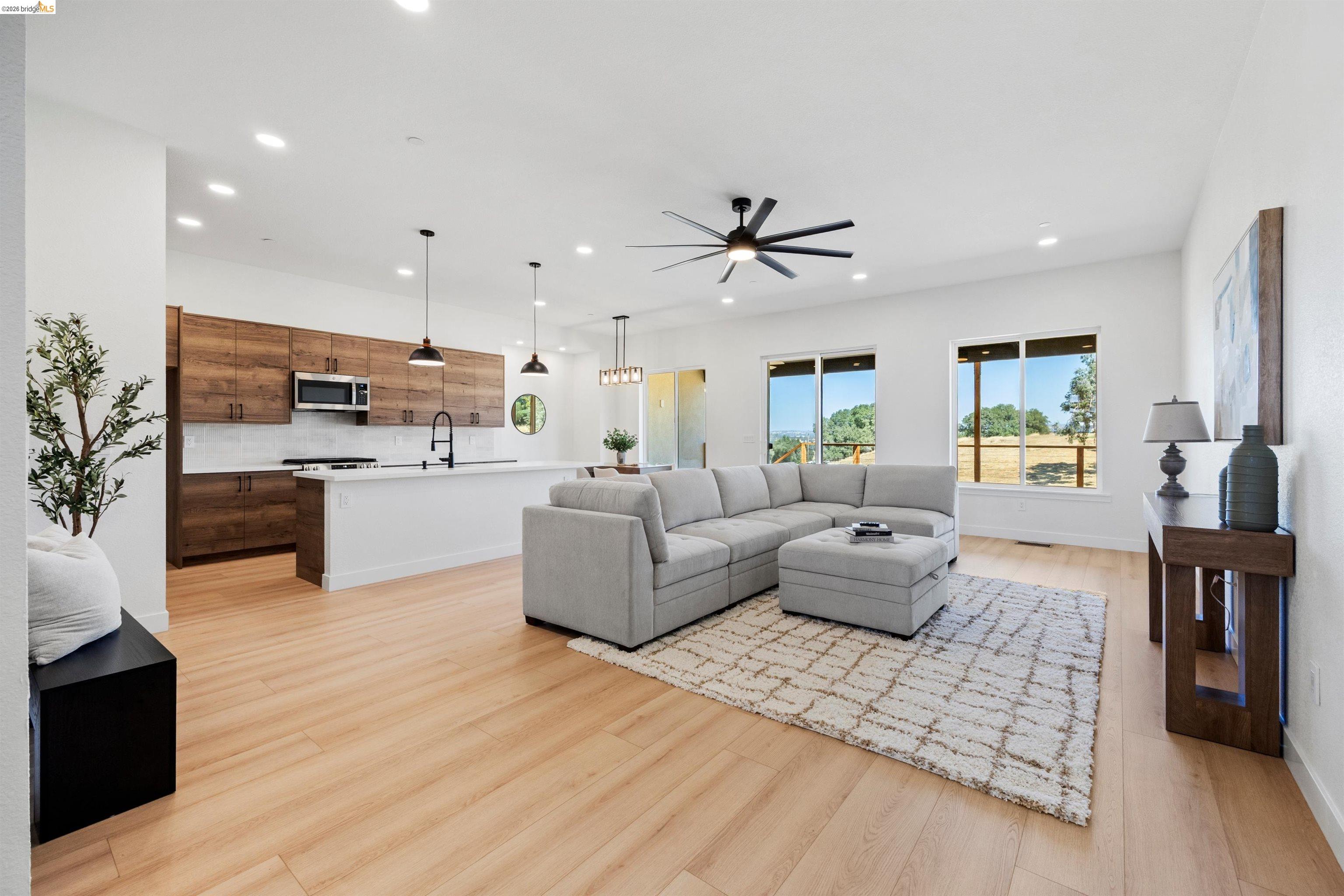 Detail Gallery Image 8 of 38 For 4510 Coyote Dr., Ione,  CA 95640 - 3 Beds | 2/1 Baths