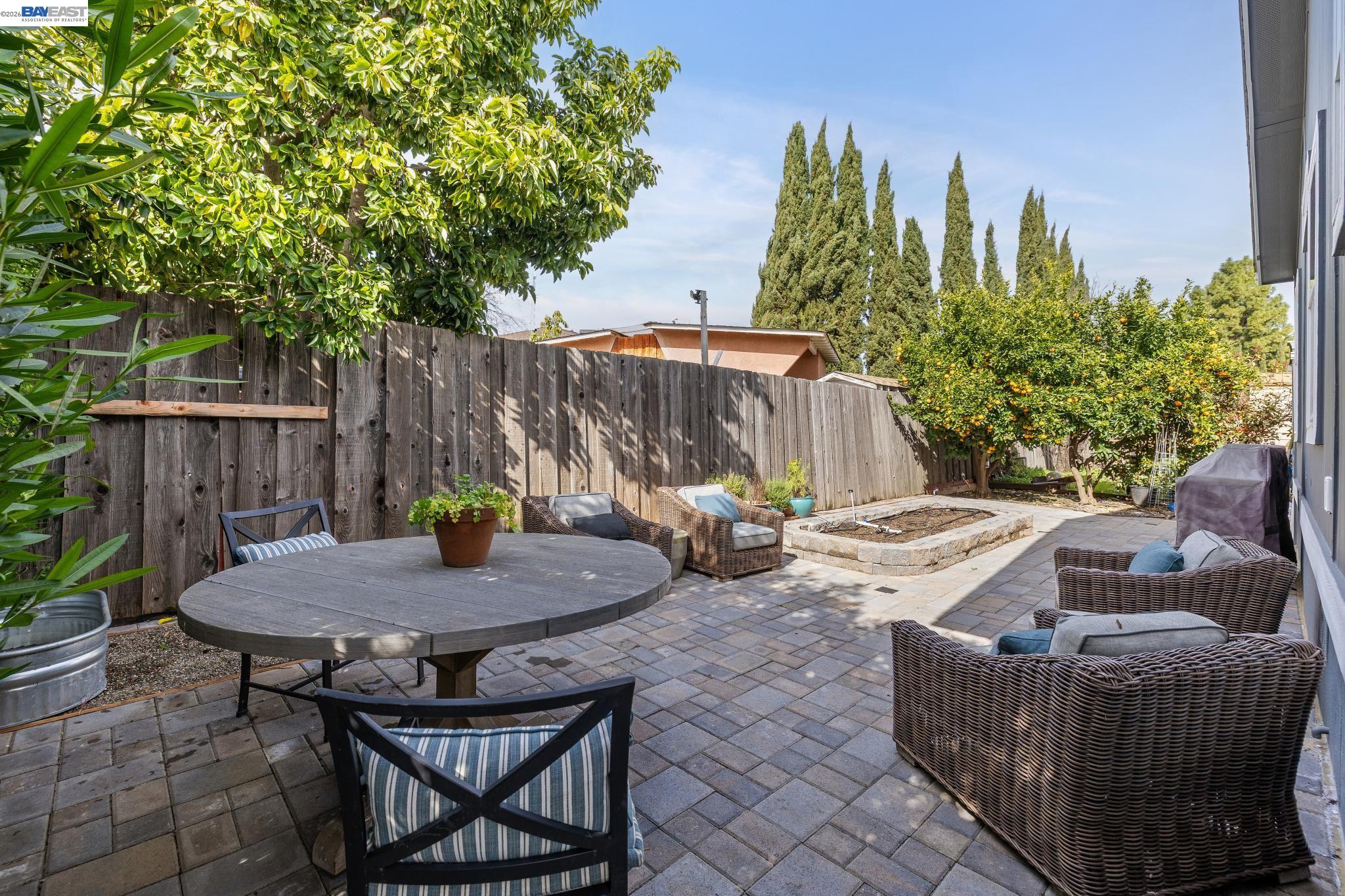 Detail Gallery Image 2 of 43 For 29341 Sandburg Way, Hayward,  CA 94544 - 3 Beds | 2 Baths