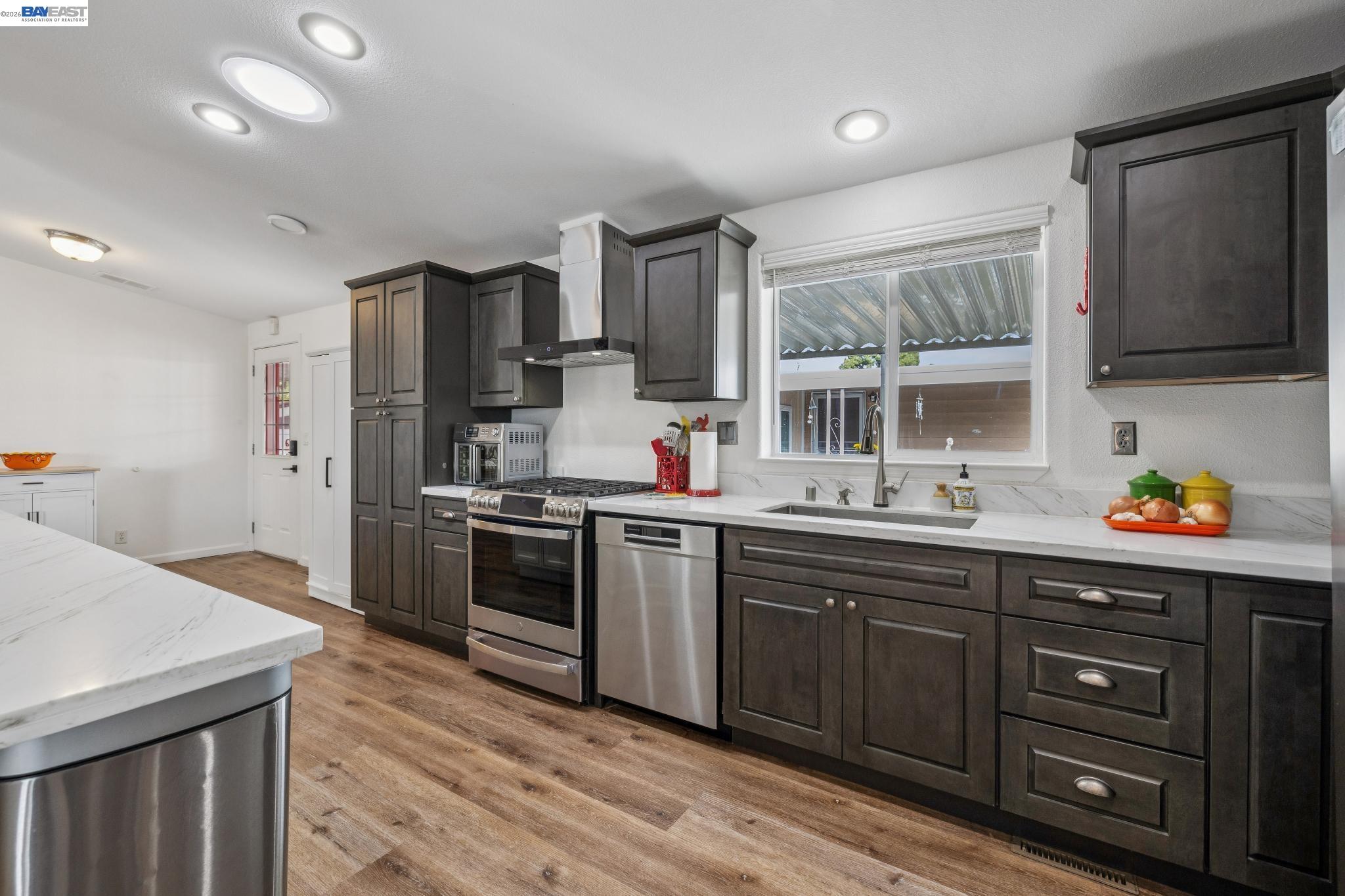 Detail Gallery Image 11 of 43 For 29341 Sandburg Way, Hayward,  CA 94544 - 3 Beds | 2 Baths